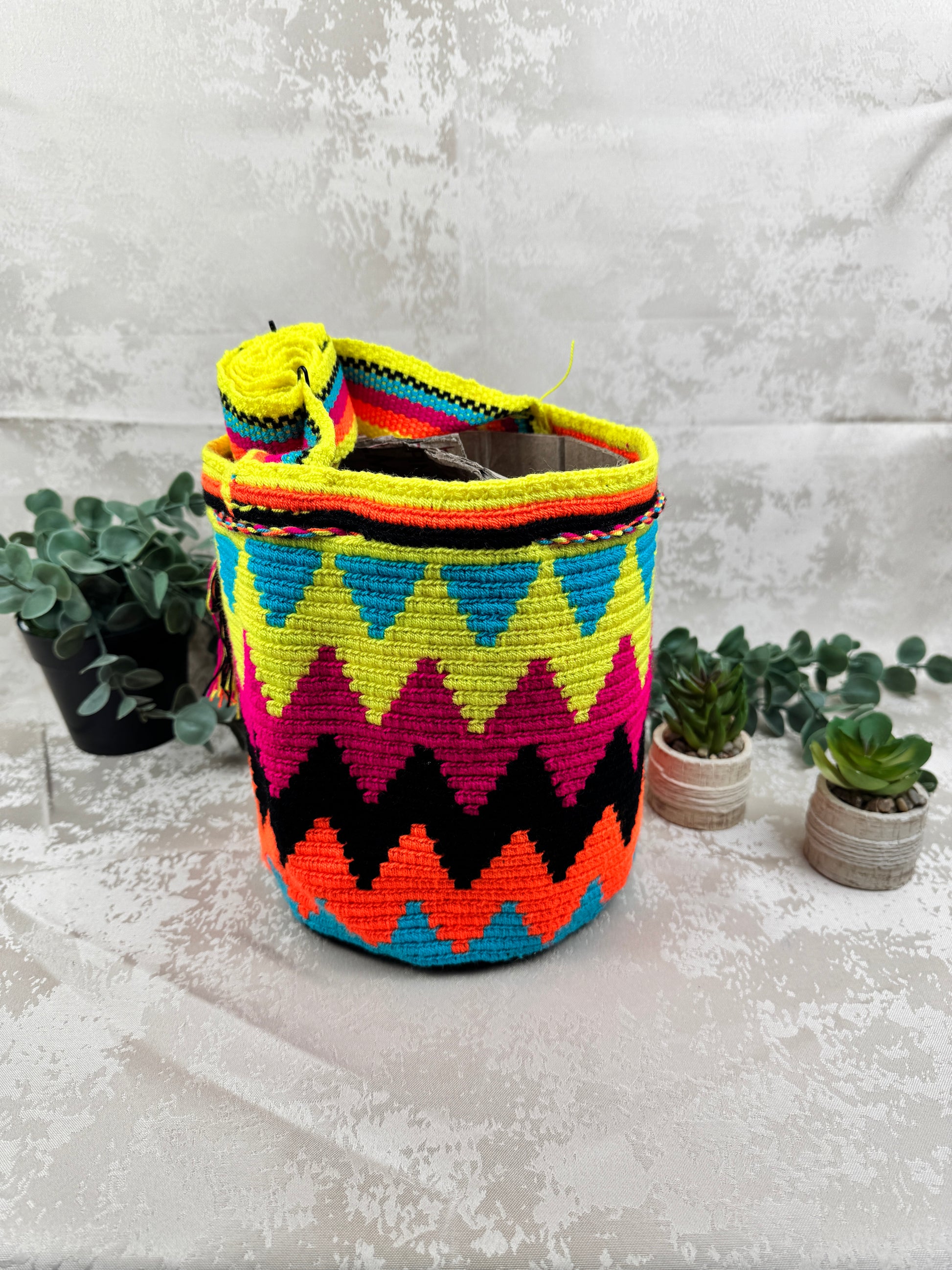 Detalle del tejido artesanal de mochila Wayuu mediana hecha a mano.