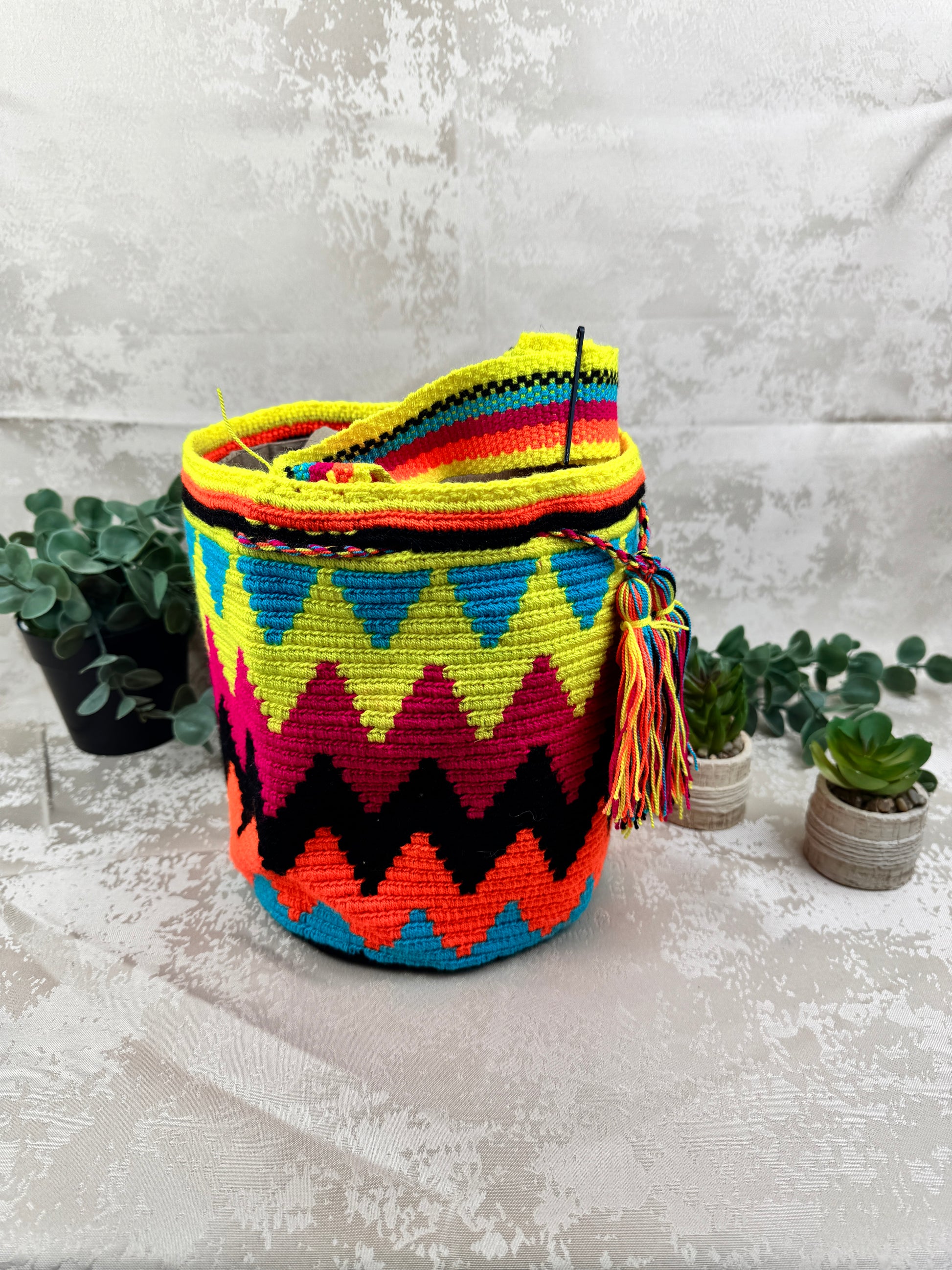 Vista lateral de mochila Wayuu mediana artesanal tejida en Colombia.Vista lateral de mochila Wayuu mediana artesanal tejida en Colombia.