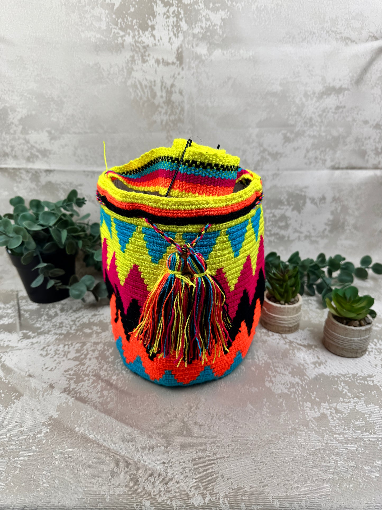 Vista frontal de mochila Wayuu mediana 1 con diseño tradicional tejido a mano.