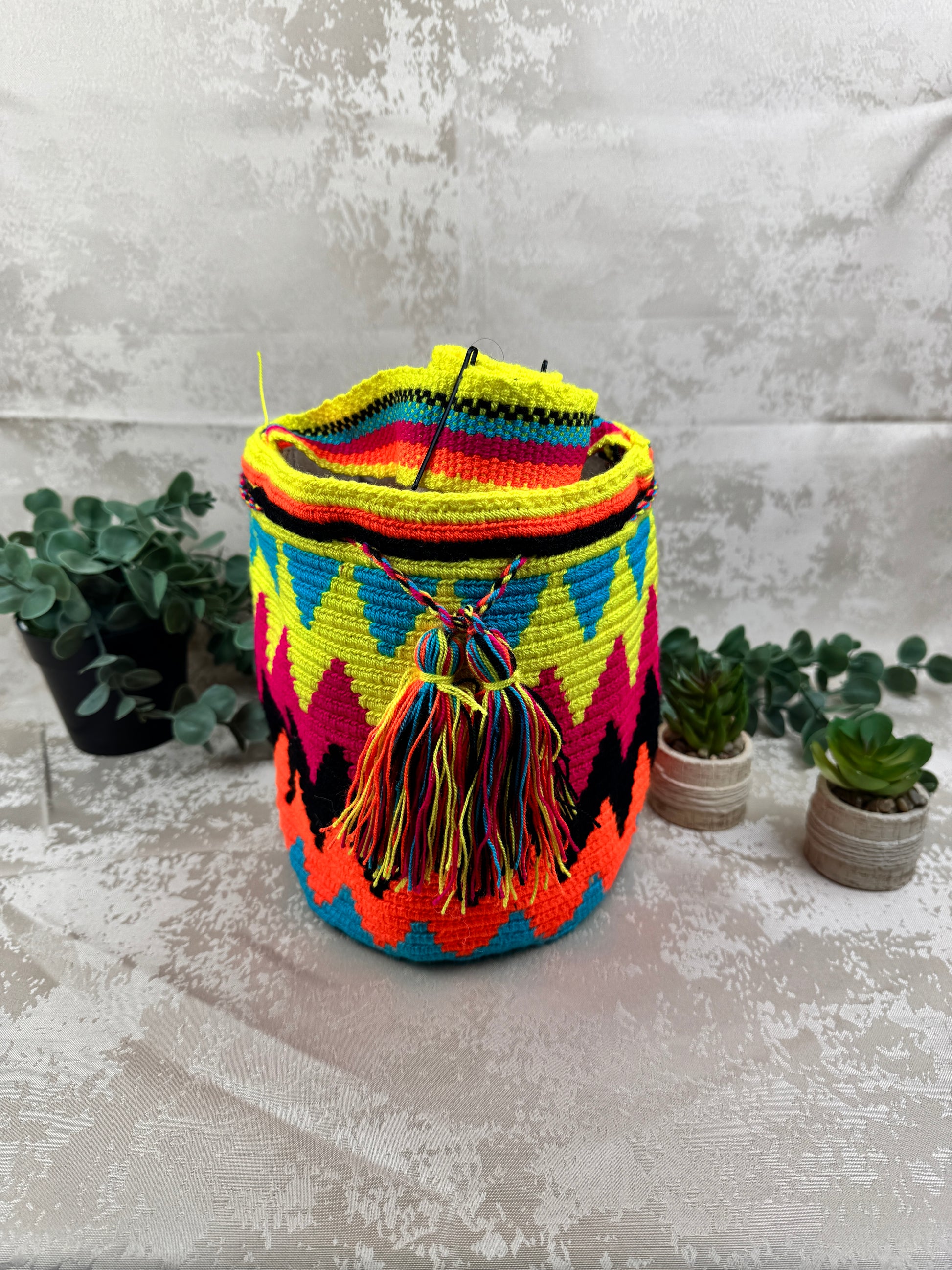 Vista frontal de mochila Wayuu mediana 1 con diseño tradicional tejido a mano.