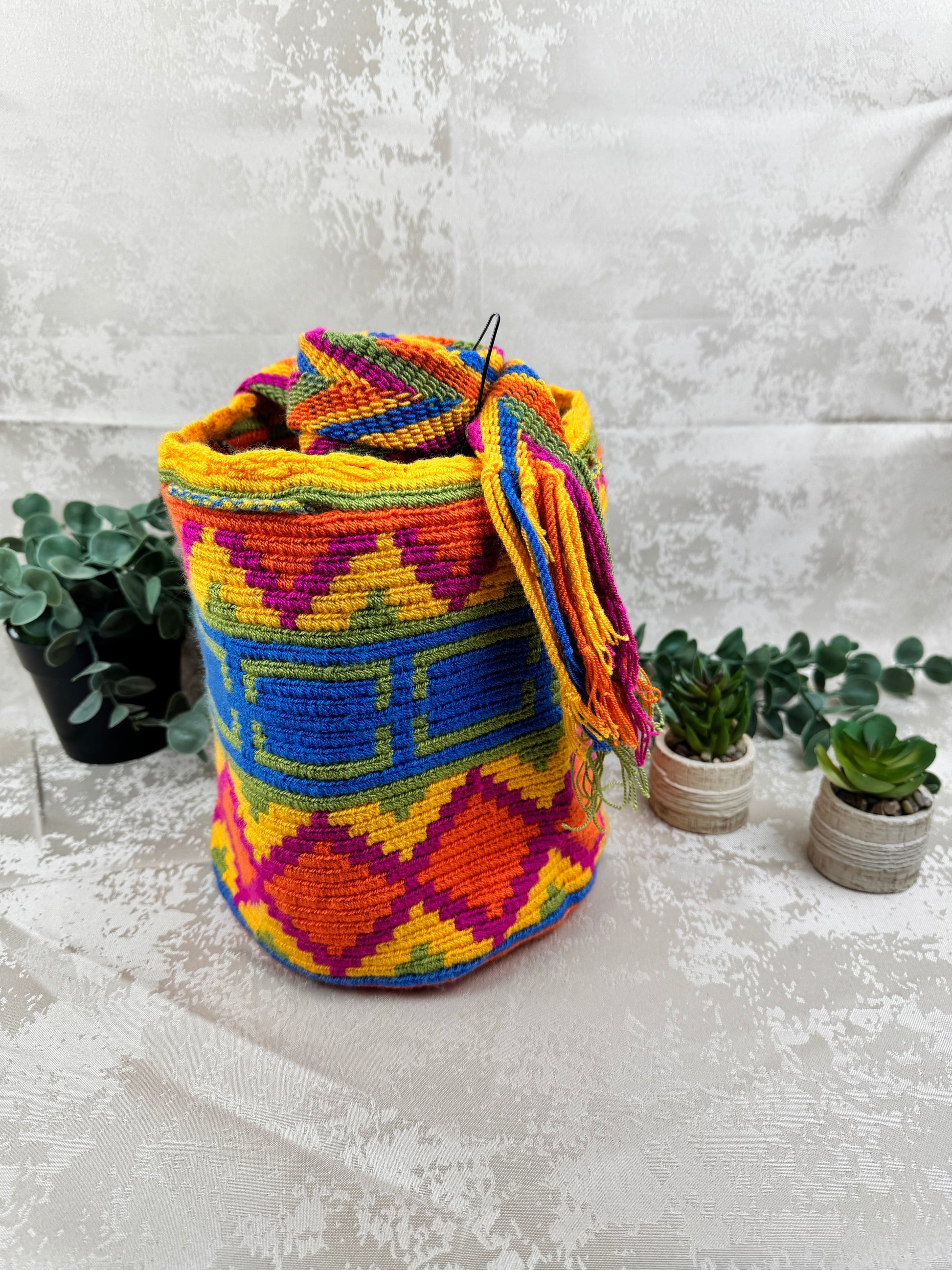 Detalle del patrón tradicional tejido en mochila Wayuu mediana 2.
