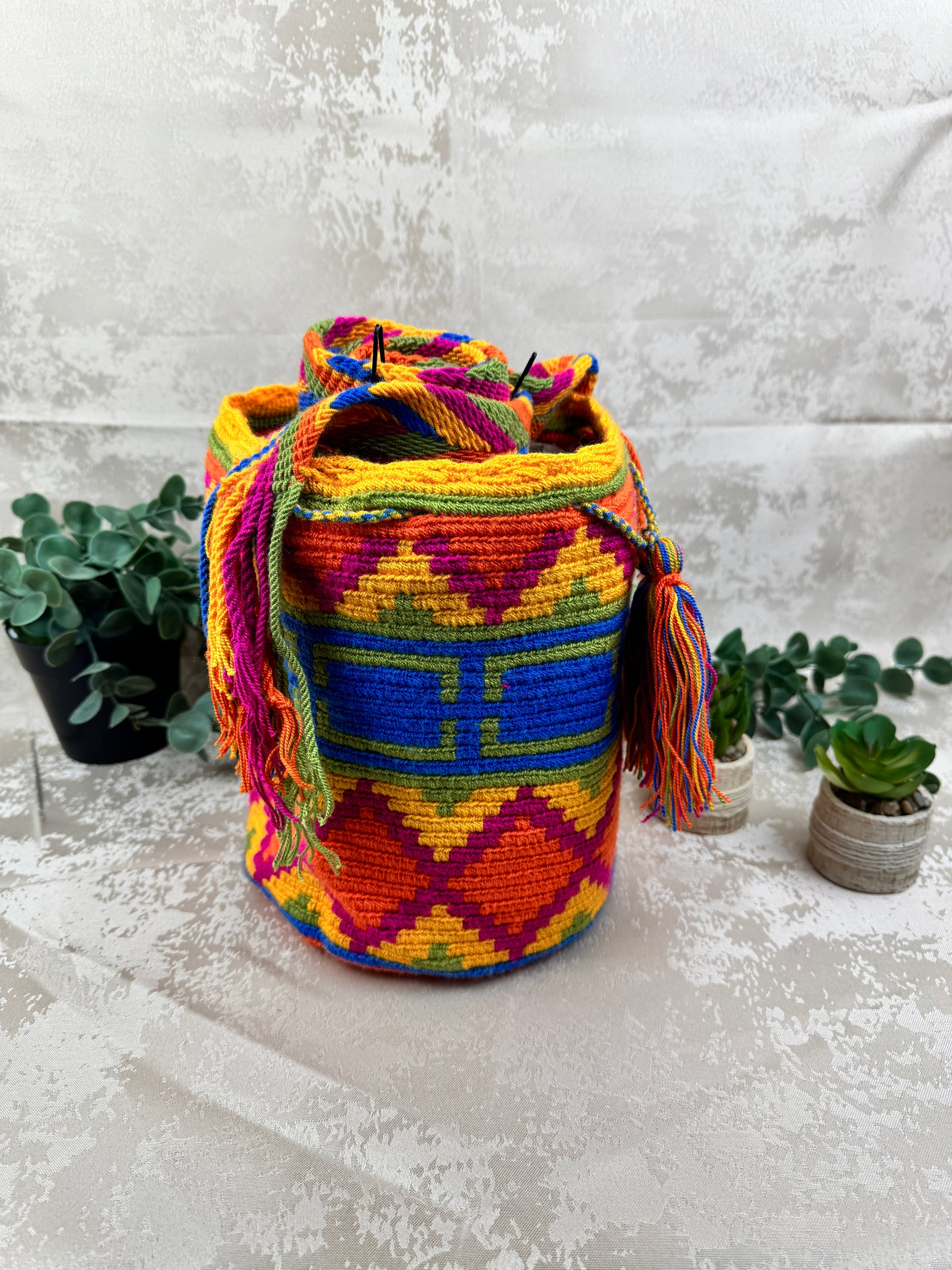 Vista lateral de mochila Wayuu mediana artesanal tejida en Colombia.