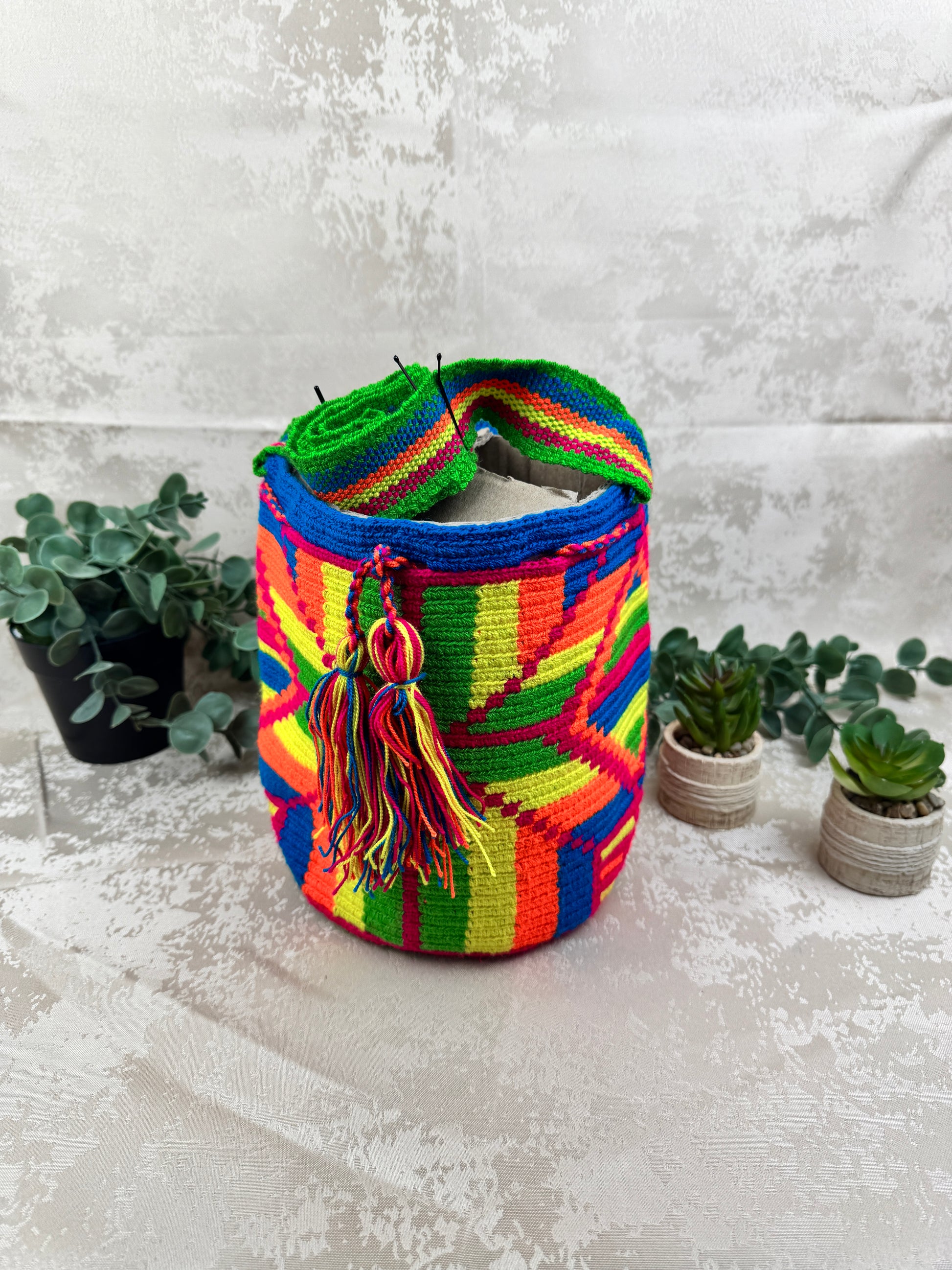Mochila Wayuu mediana 3 tejida a mano por artesanas Wayuu en La Guajira Colombia.