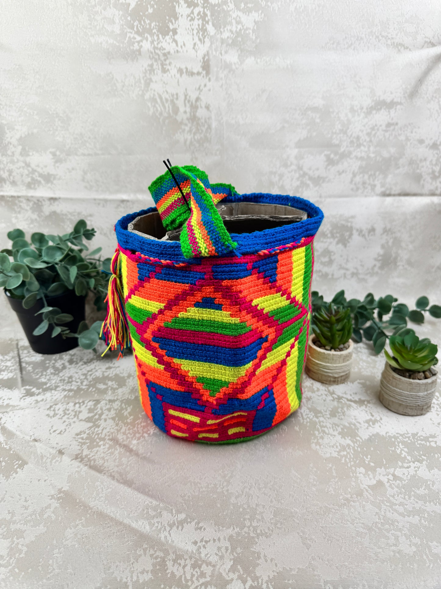 Correa tejida a mano de mochila Wayuu mediana artesanal colombiana.