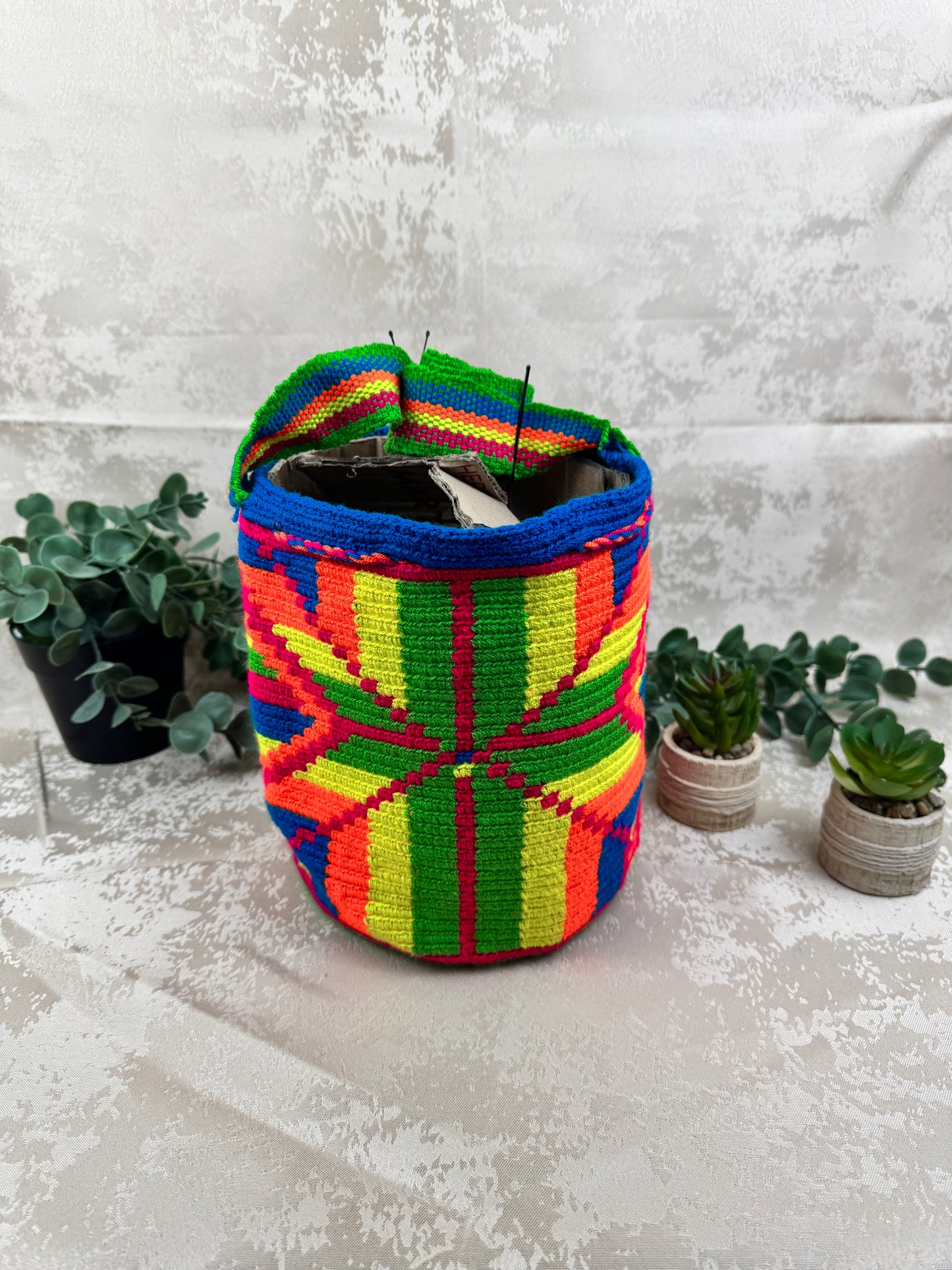 Detalle del tejido artesanal de mochila Wayuu mediana hecha a mano