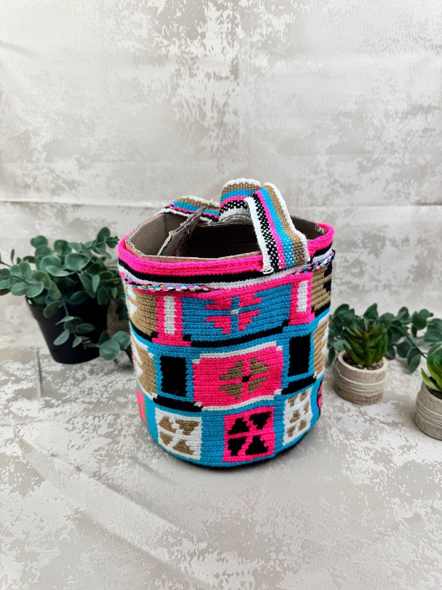 Detalle del patrón tradicional tejido en mochila Wayuu mediana 4.