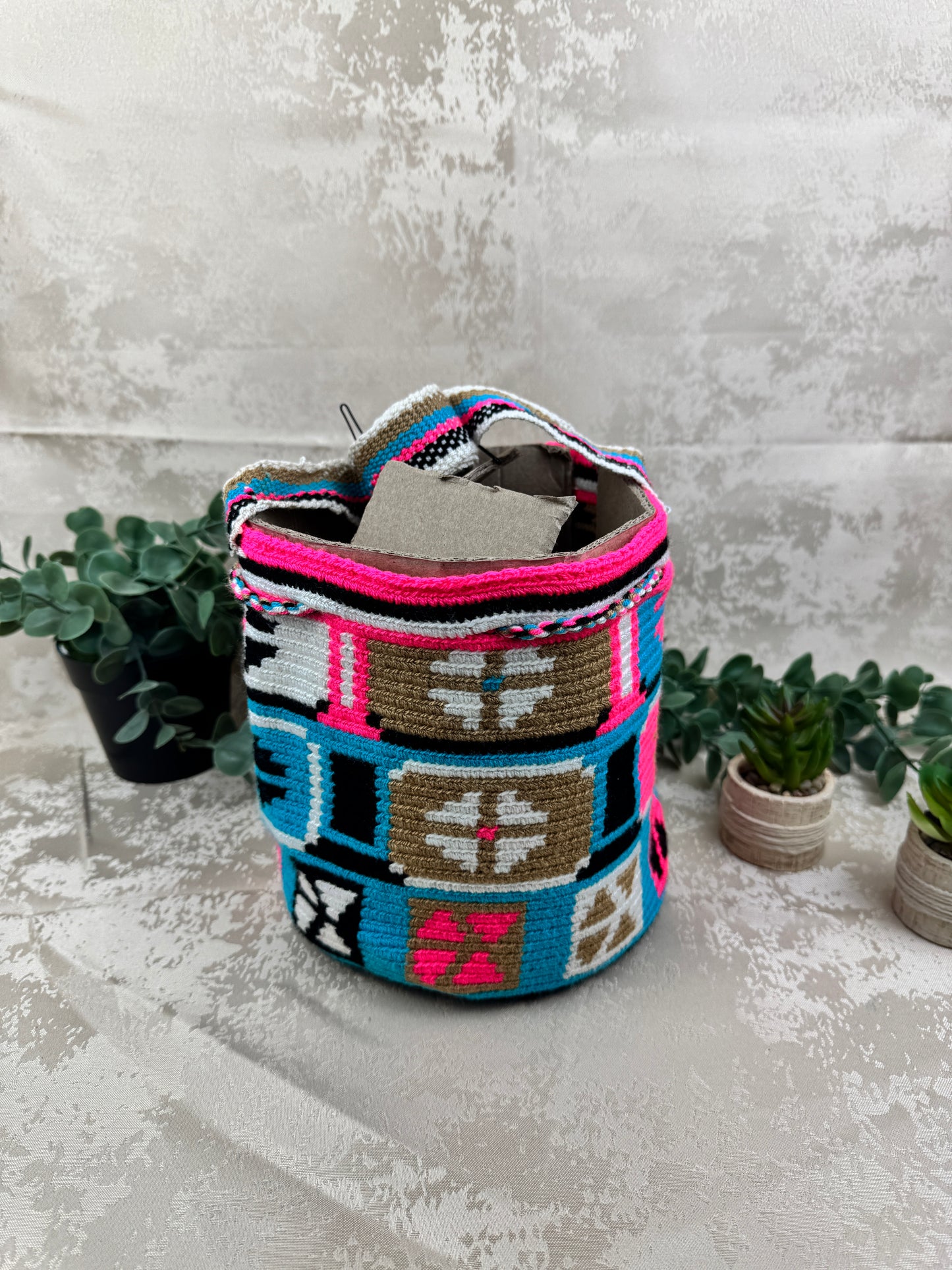 Detalle del tejido artesanal de mochila Wayuu mediana hecha a mano.