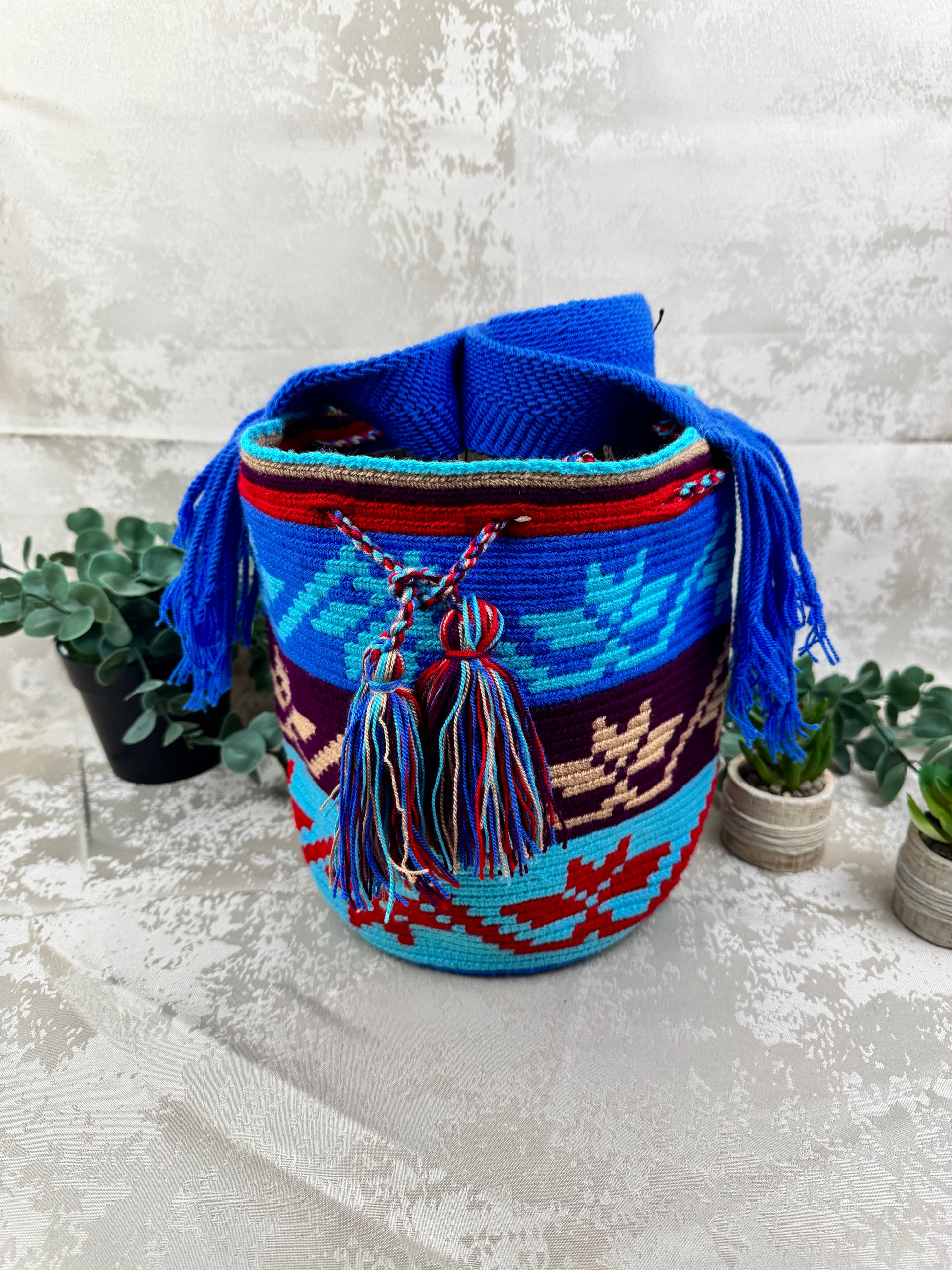 Mochila Wayuu mediana 5 tejida a mano por artesanas Wayuu en La Guajira Colombia.