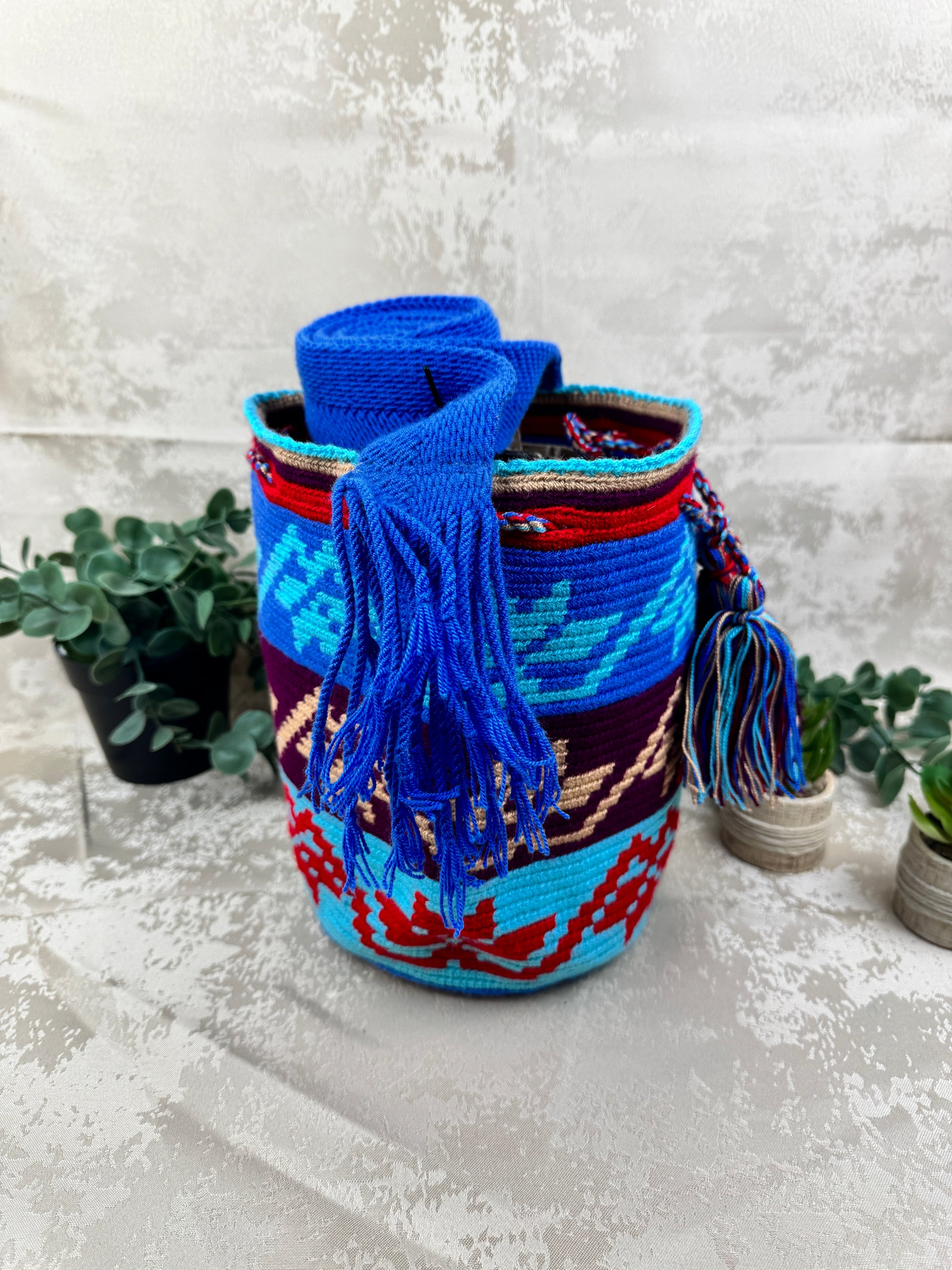 Vista frontal de mochila Wayuu mediana 5 con diseño tradicional tejido a mano.