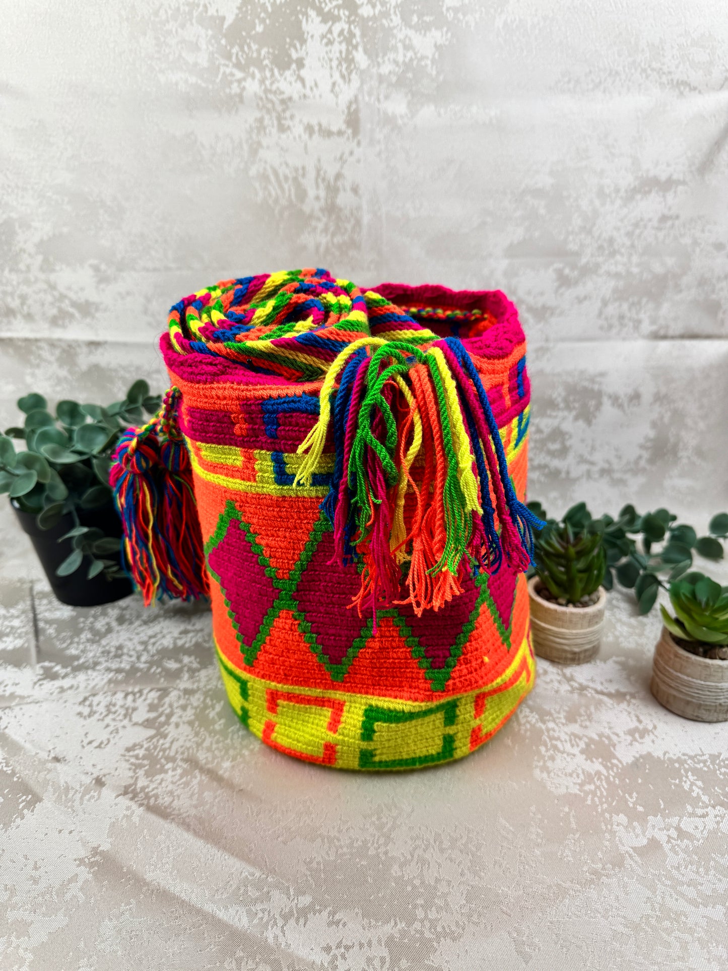 Correa tejida a mano de mochila Wayuu mediana artesanal colombiana.