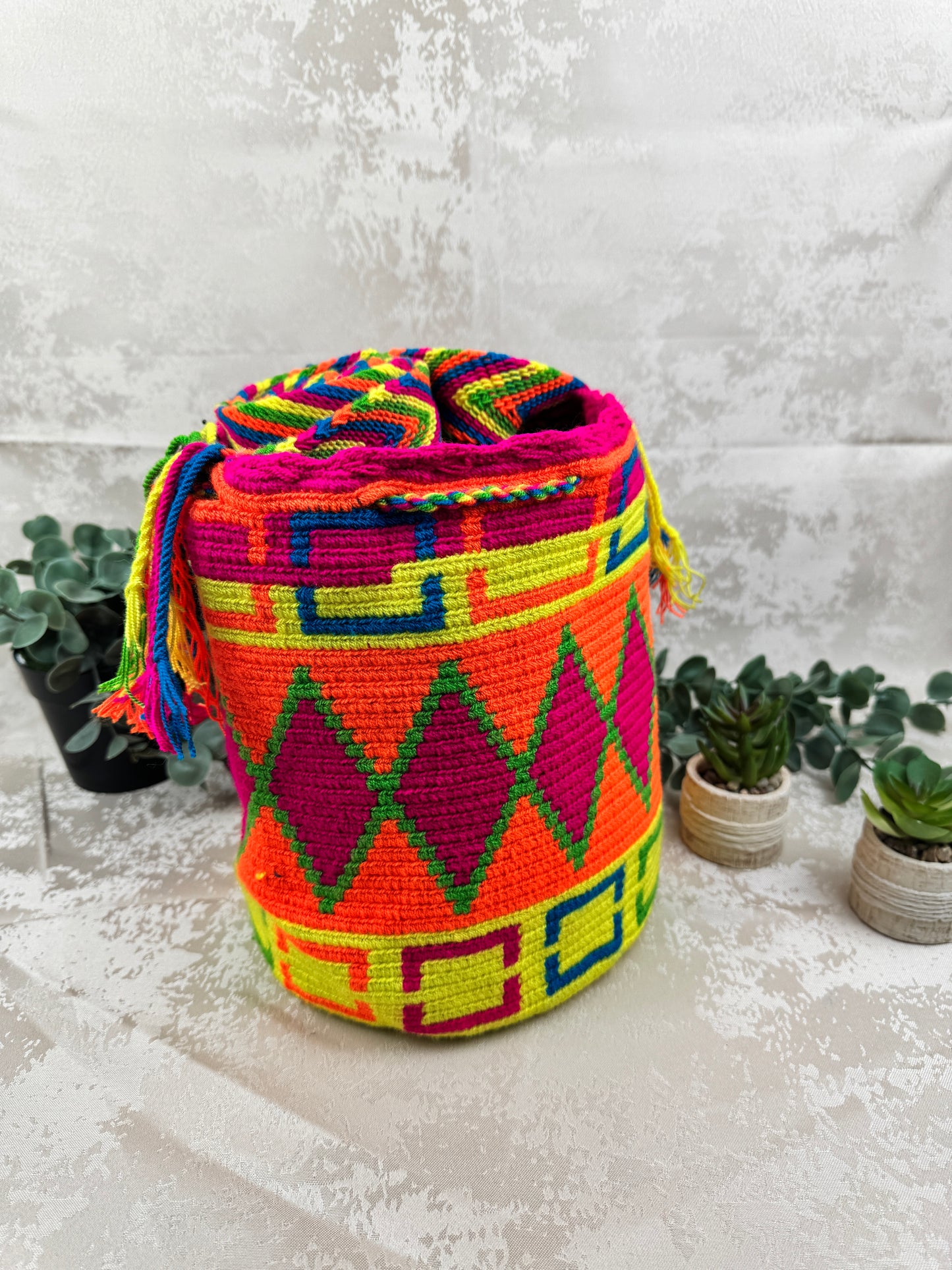 Detalle del tejido artesanal de mochila Wayuu mediana hecha a mano.