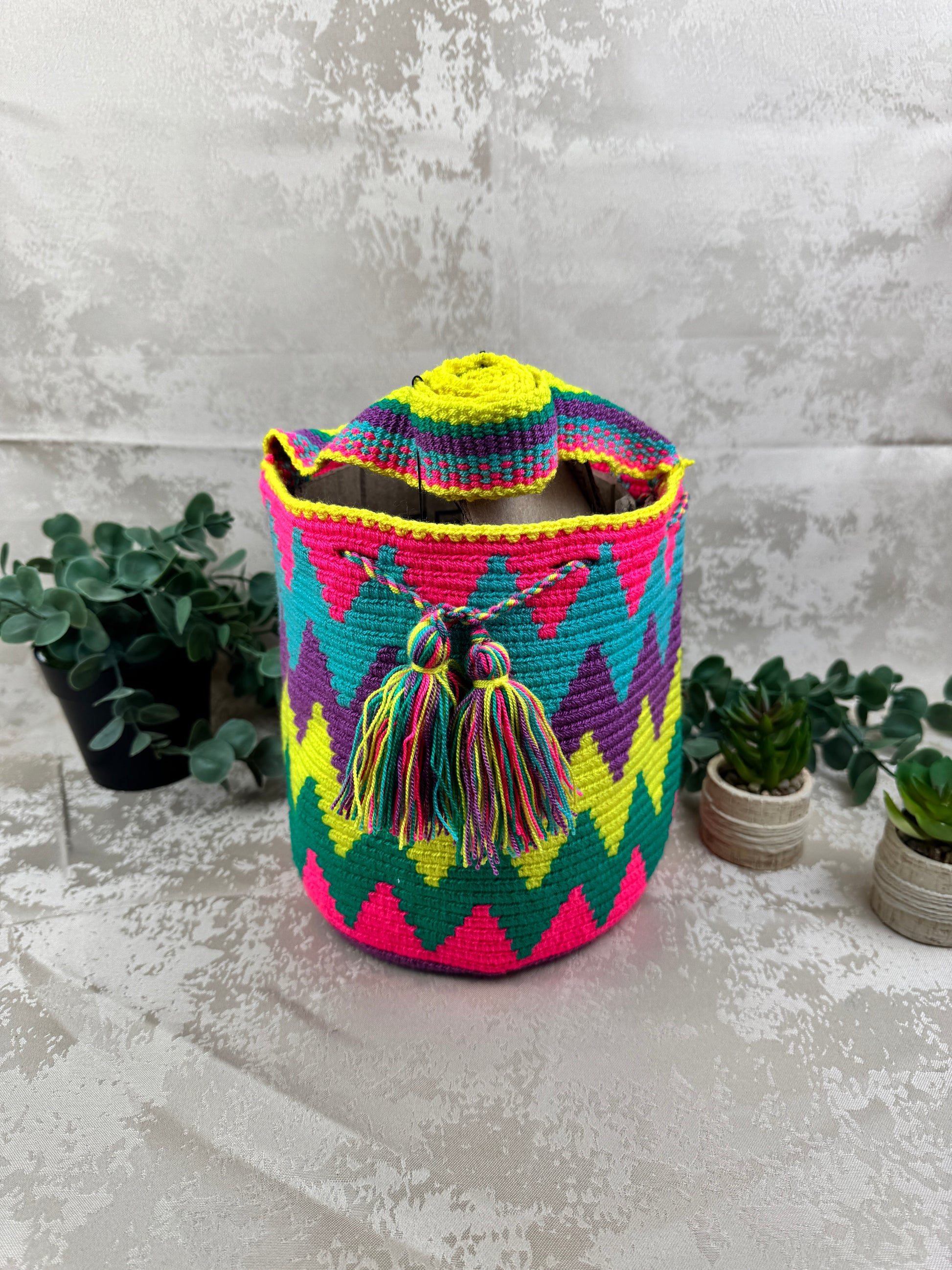 Mochila Wayuu mediana 7 tejida a mano por artesanas Wayuu en La Guajira Colombia.Mochila Wayuu mediana 7 tejida a mano por artesanas Wayuu en La Guajira Colombia.