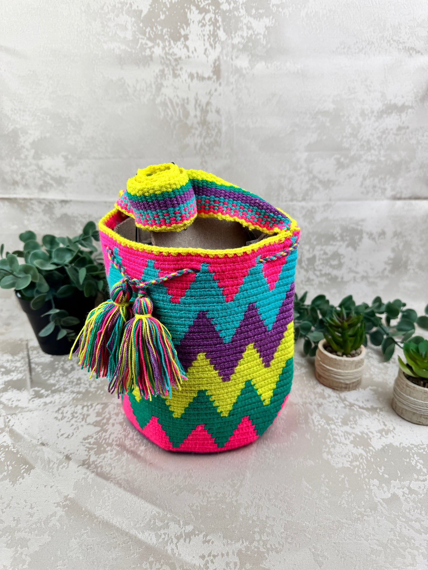 Correa tejida a mano de mochila Wayuu mediana artesanal colombiana.