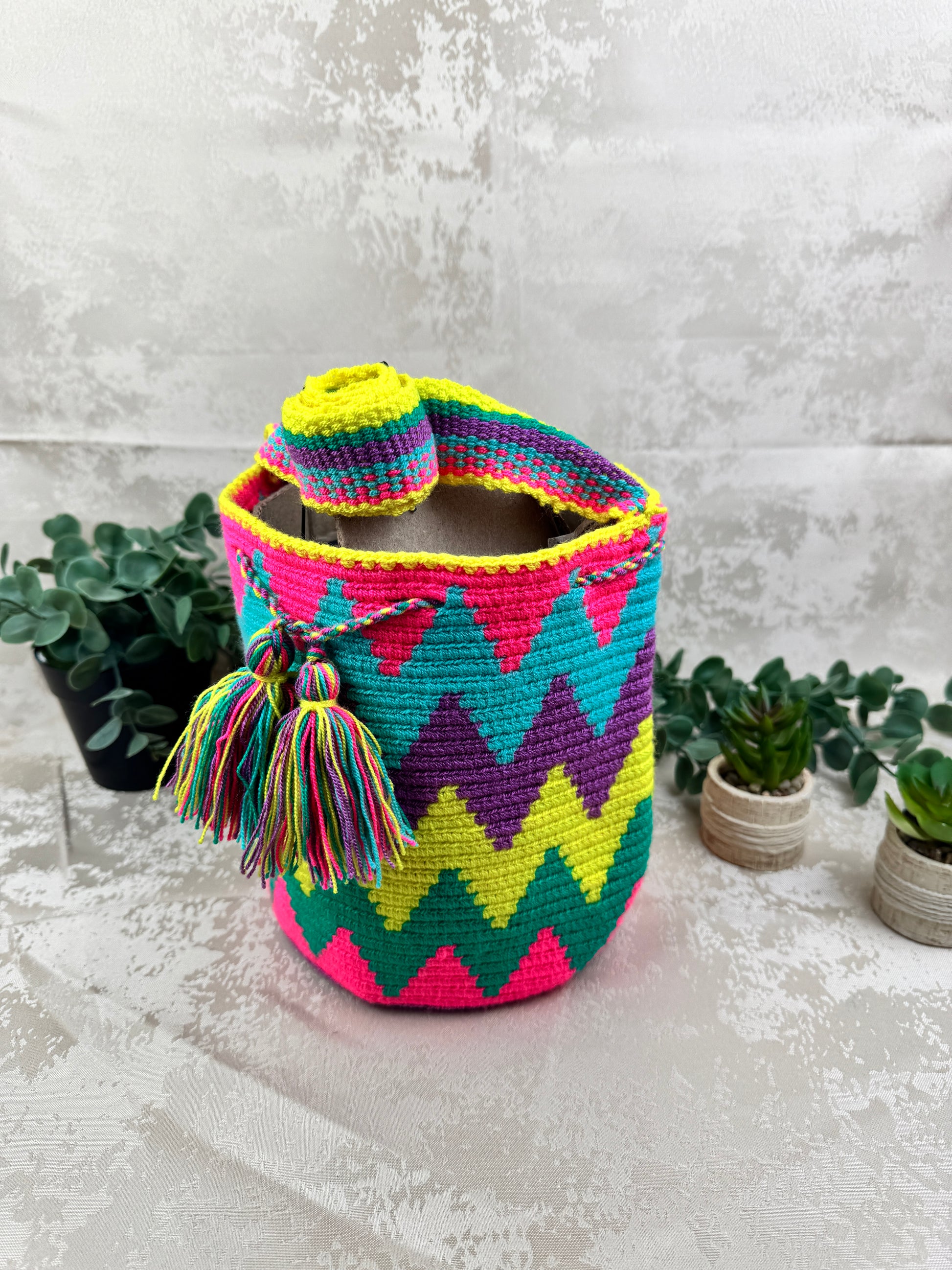 Correa tejida a mano de mochila Wayuu mediana artesanal colombiana.