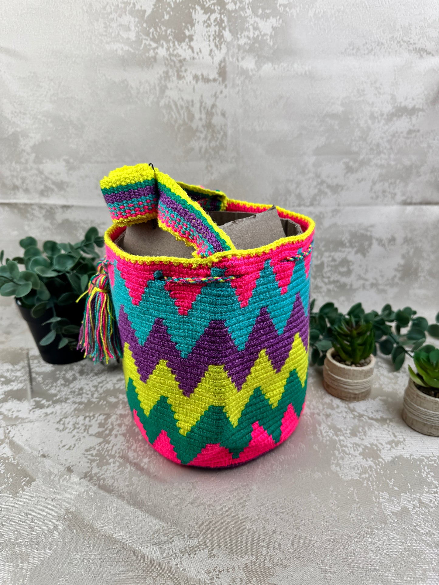 Detalle del tejido artesanal de mochila Wayuu mediana hecha a mano