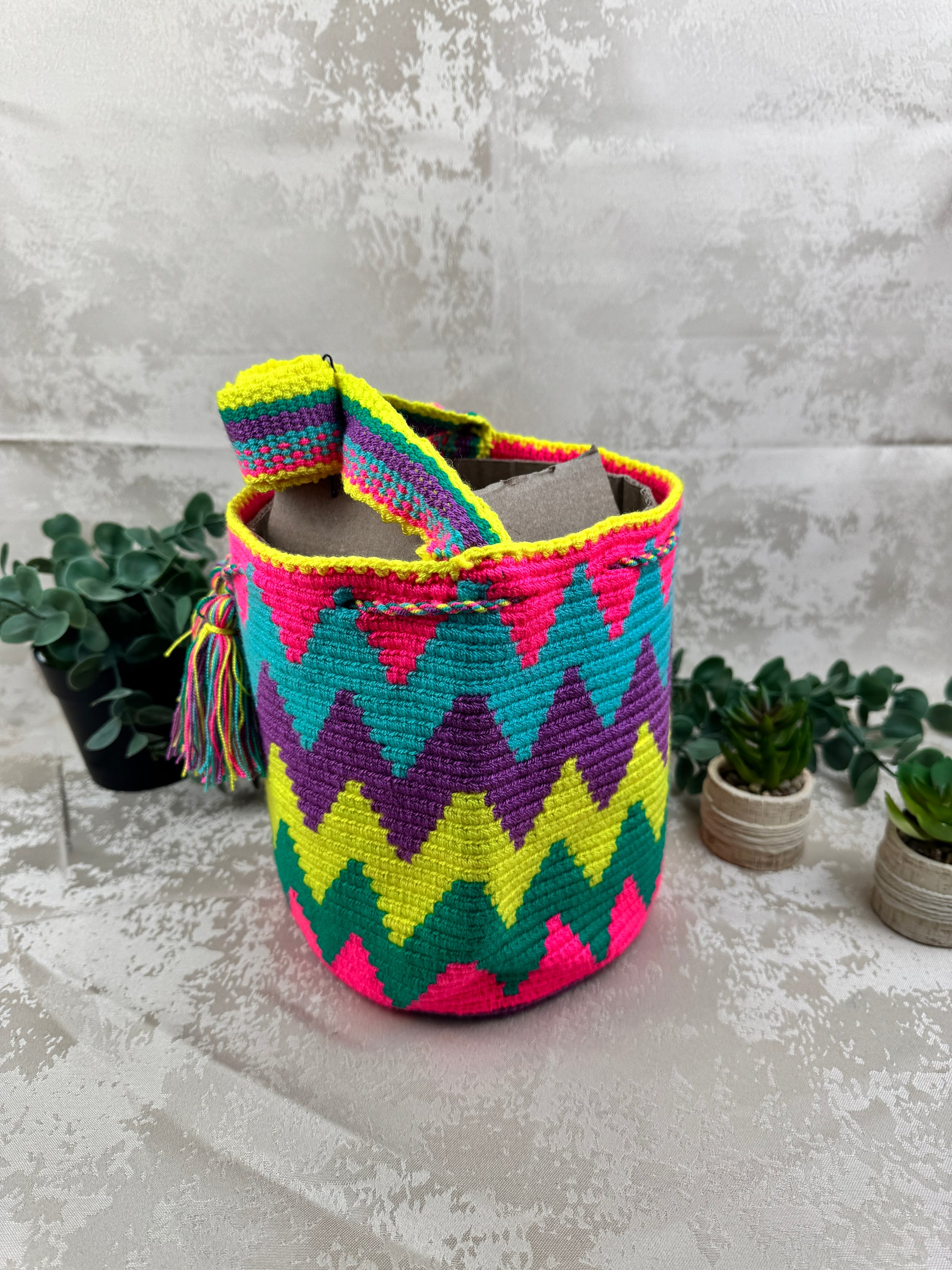 Detalle del tejido artesanal de mochila Wayuu mediana hecha a mano