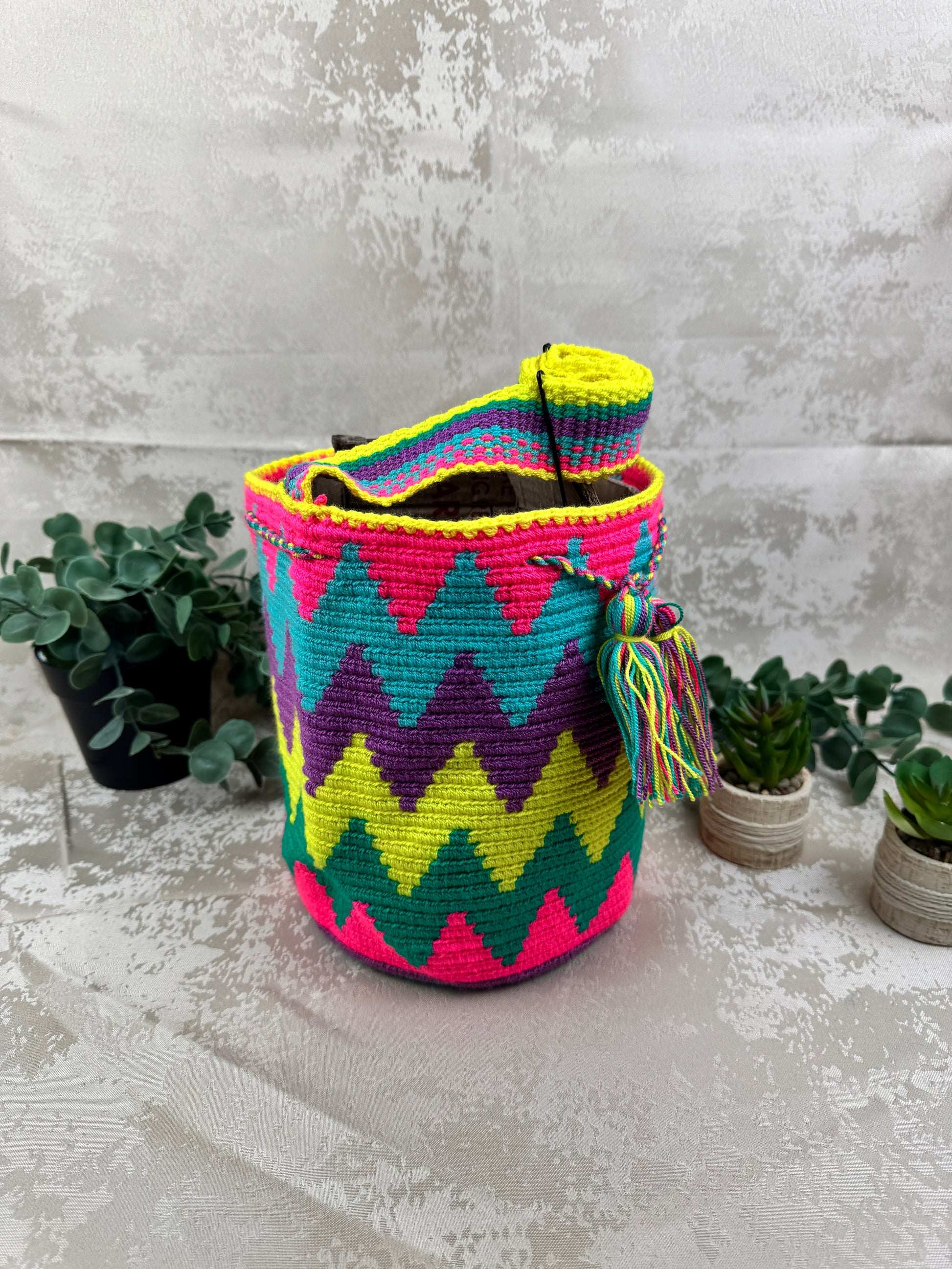 Vista frontal de mochila Wayuu mediana 7 con diseño tradicional tejido a mano.