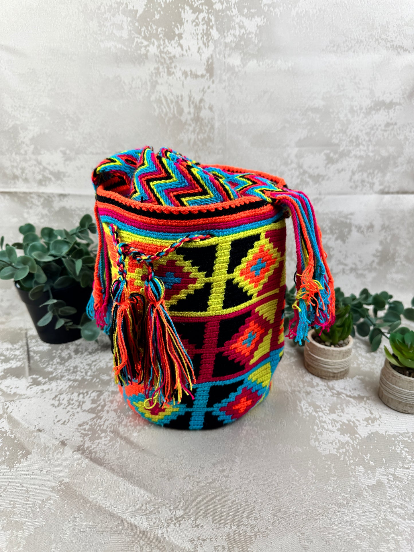 Mochila Wayuu mediana 8 tejida a mano por artesanas Wayuu en La Guajira Colombia.