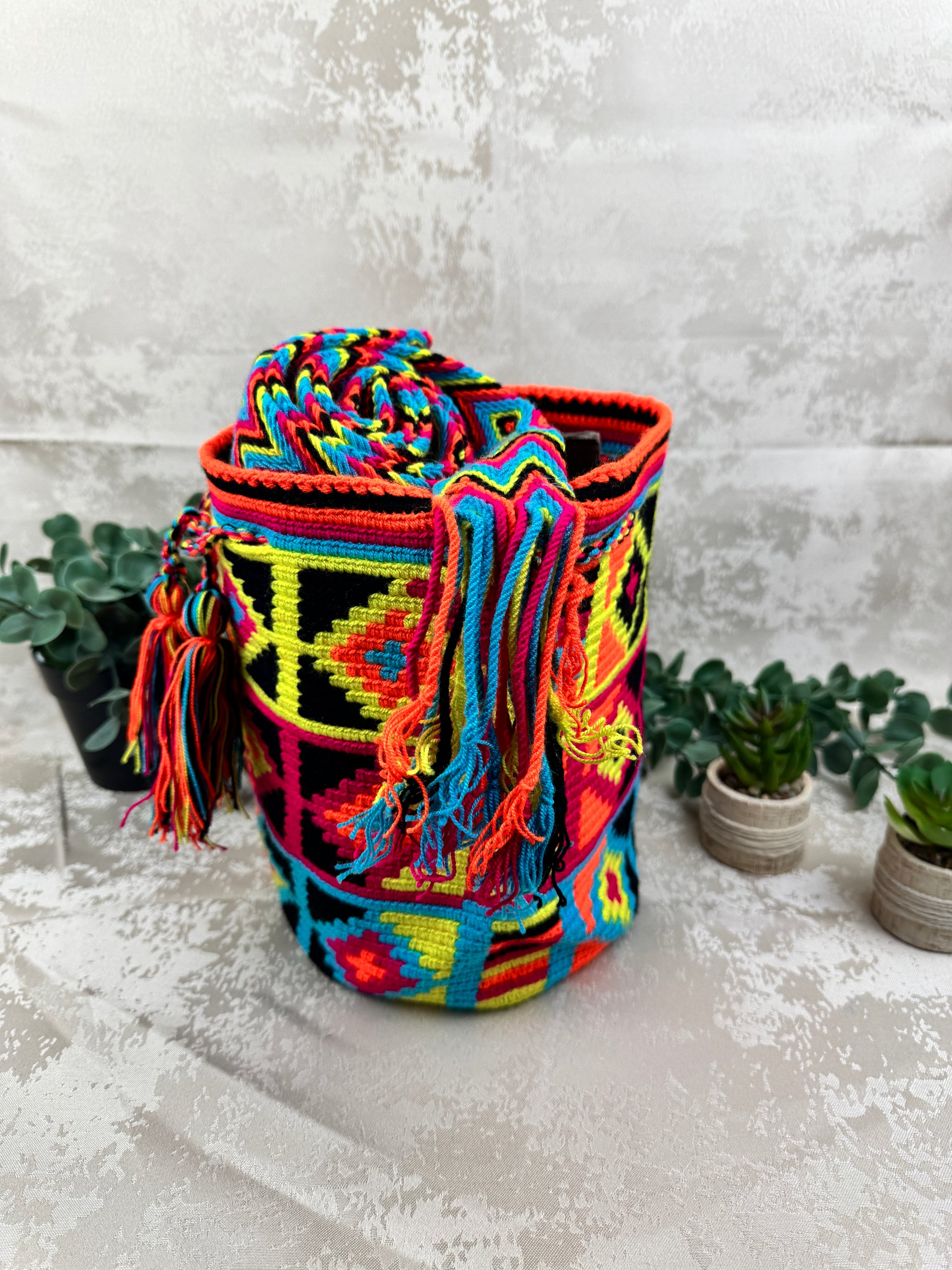 Correa tejida a mano de mochila Wayuu mediana artesanal colombiana.