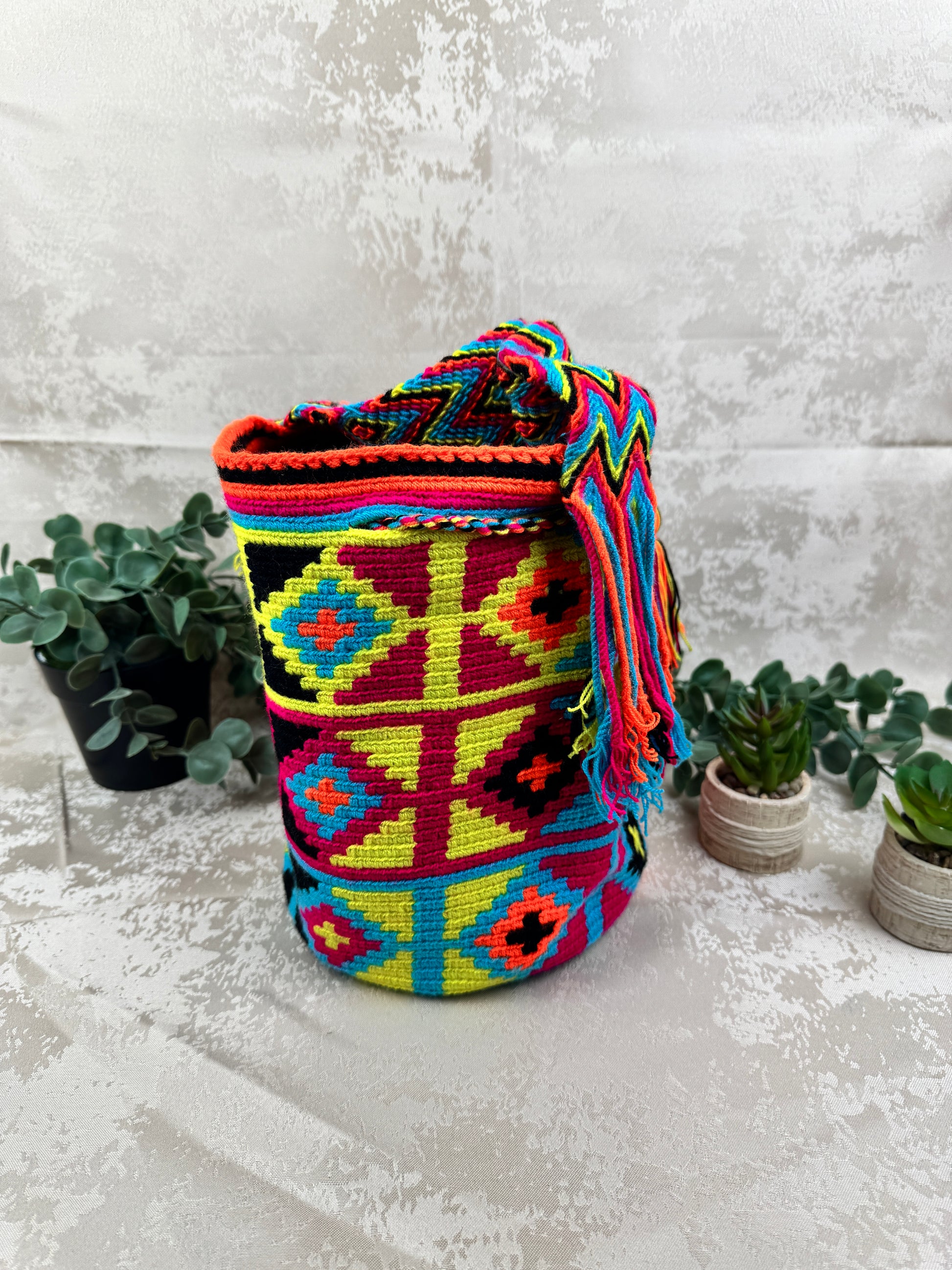 Detalle del patrón tradicional tejido en mochila Wayuu mediana 8.