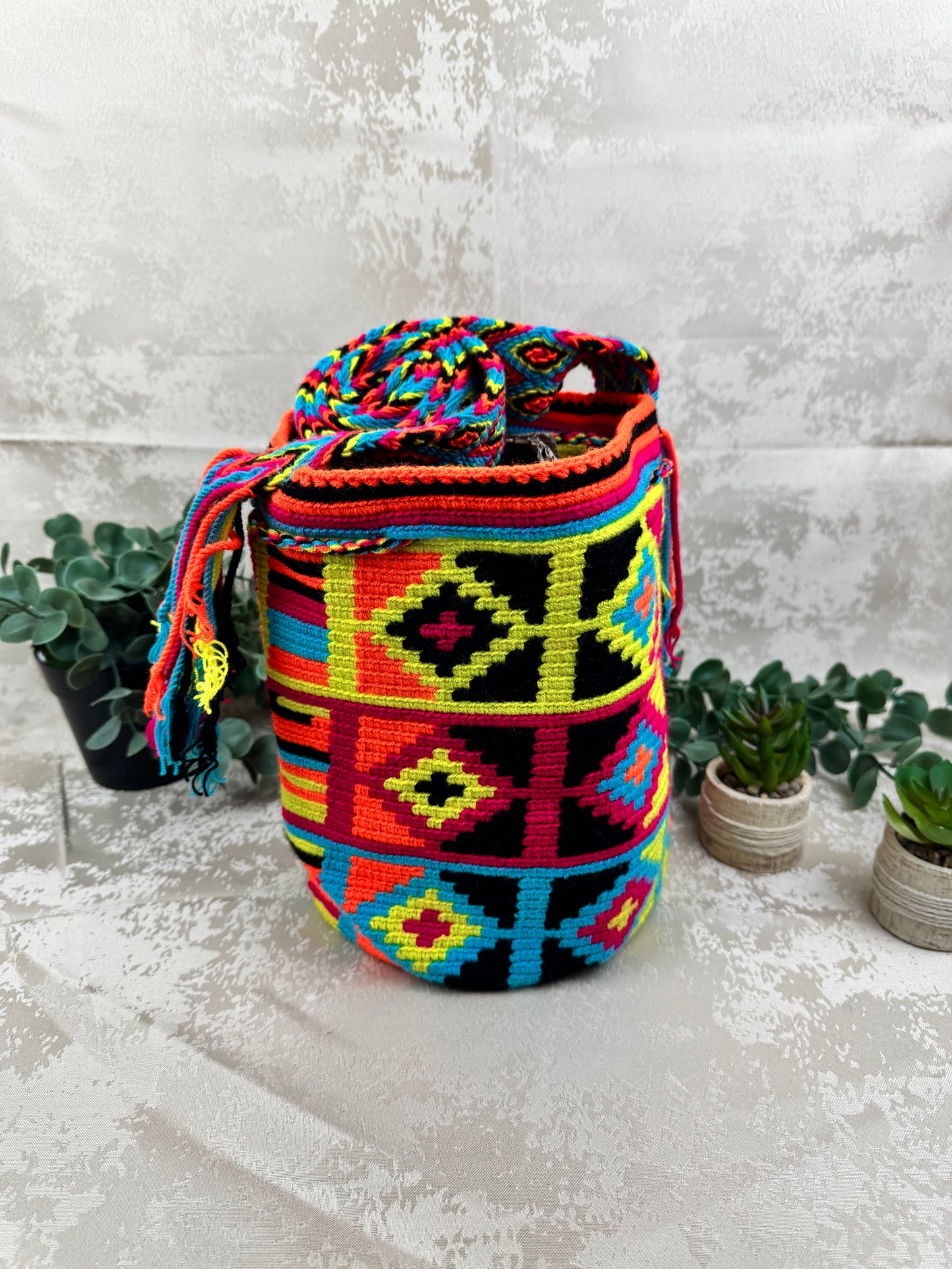 Detalle del tejido artesanal de mochila Wayuu mediana hecha a mano.