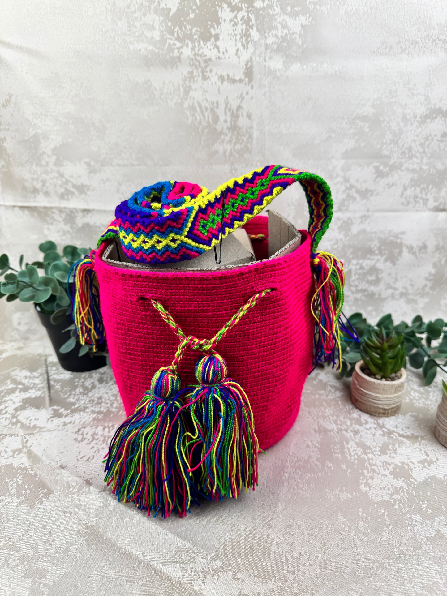 Mochila Wayuu mediana 9 tejida a mano por artesanas Wayuu en La Guajira Colombia.