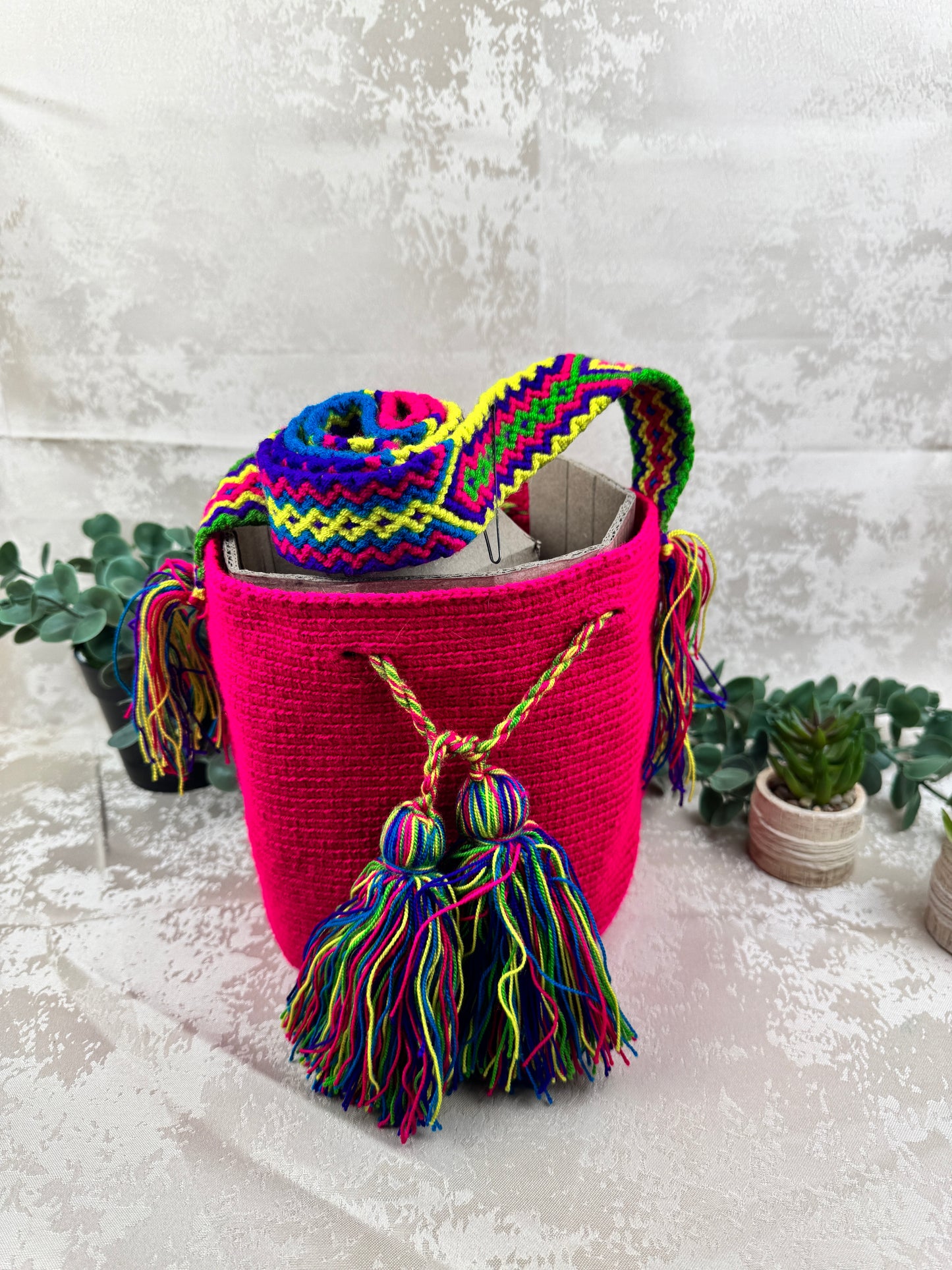 Correa tejida a mano de mochila Wayuu mediana artesanal colombiana.