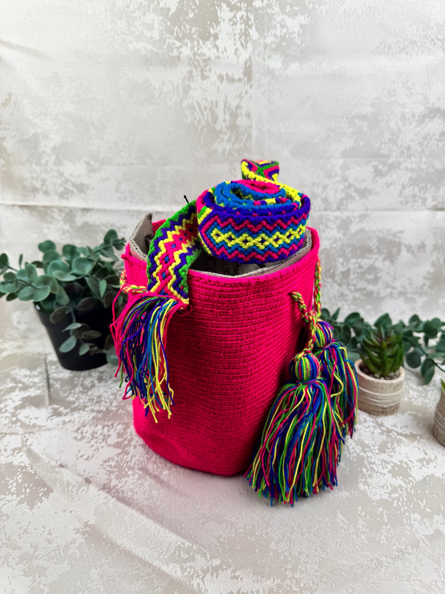 Vista frontal de mochila Wayuu mediana 9 con diseño tradicional tejido a mano.