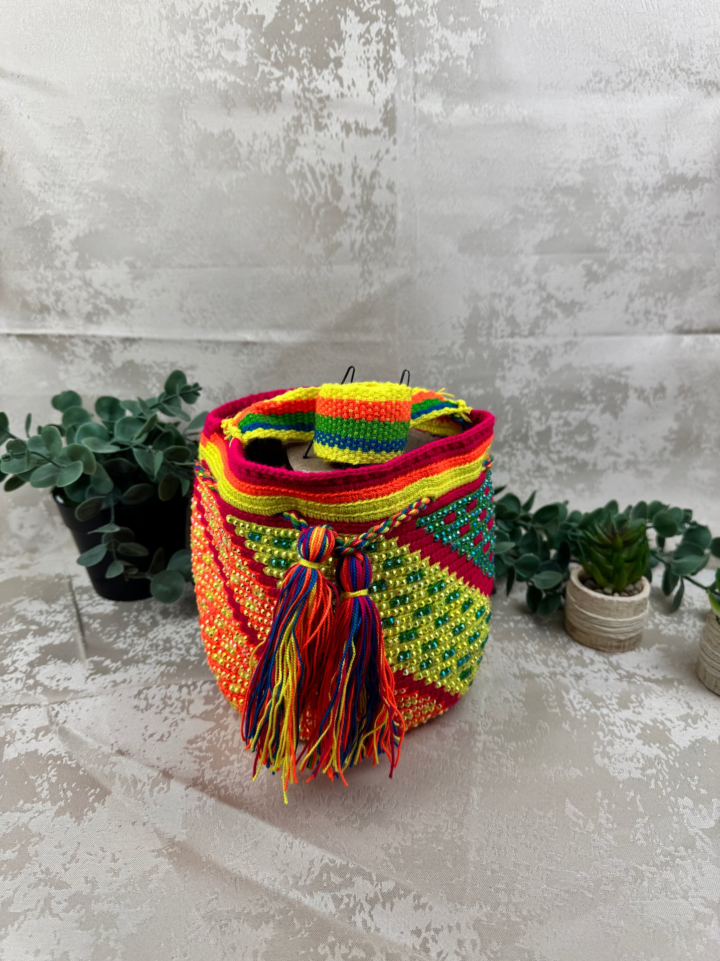 Mochila Wayuu mediana con piedras brillantes tejida a mano por artesanas Wayuu en La Guajira Colombia.