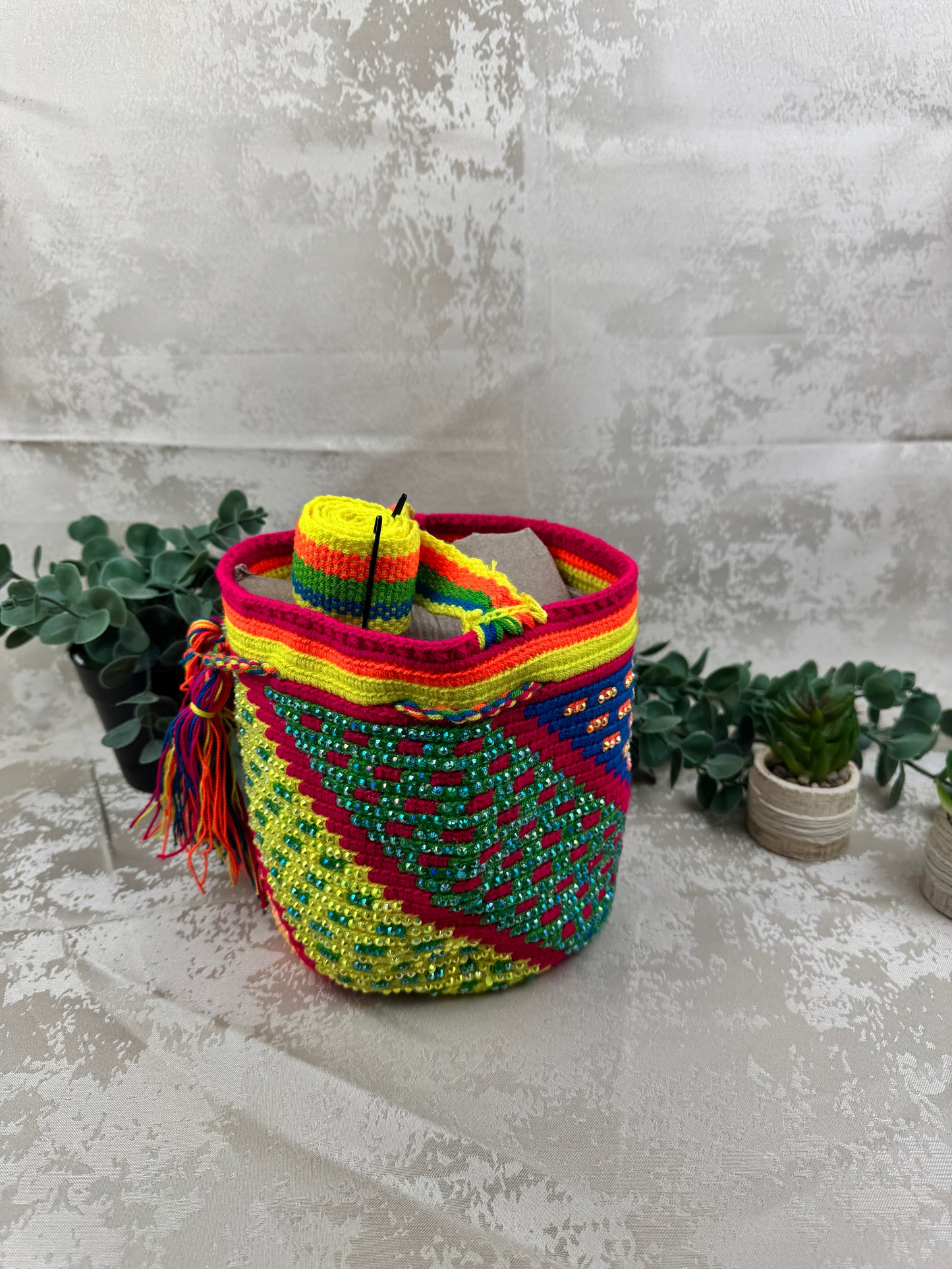 Correa tejida a mano de mochila Wayuu mediana con piedras brillantes.
