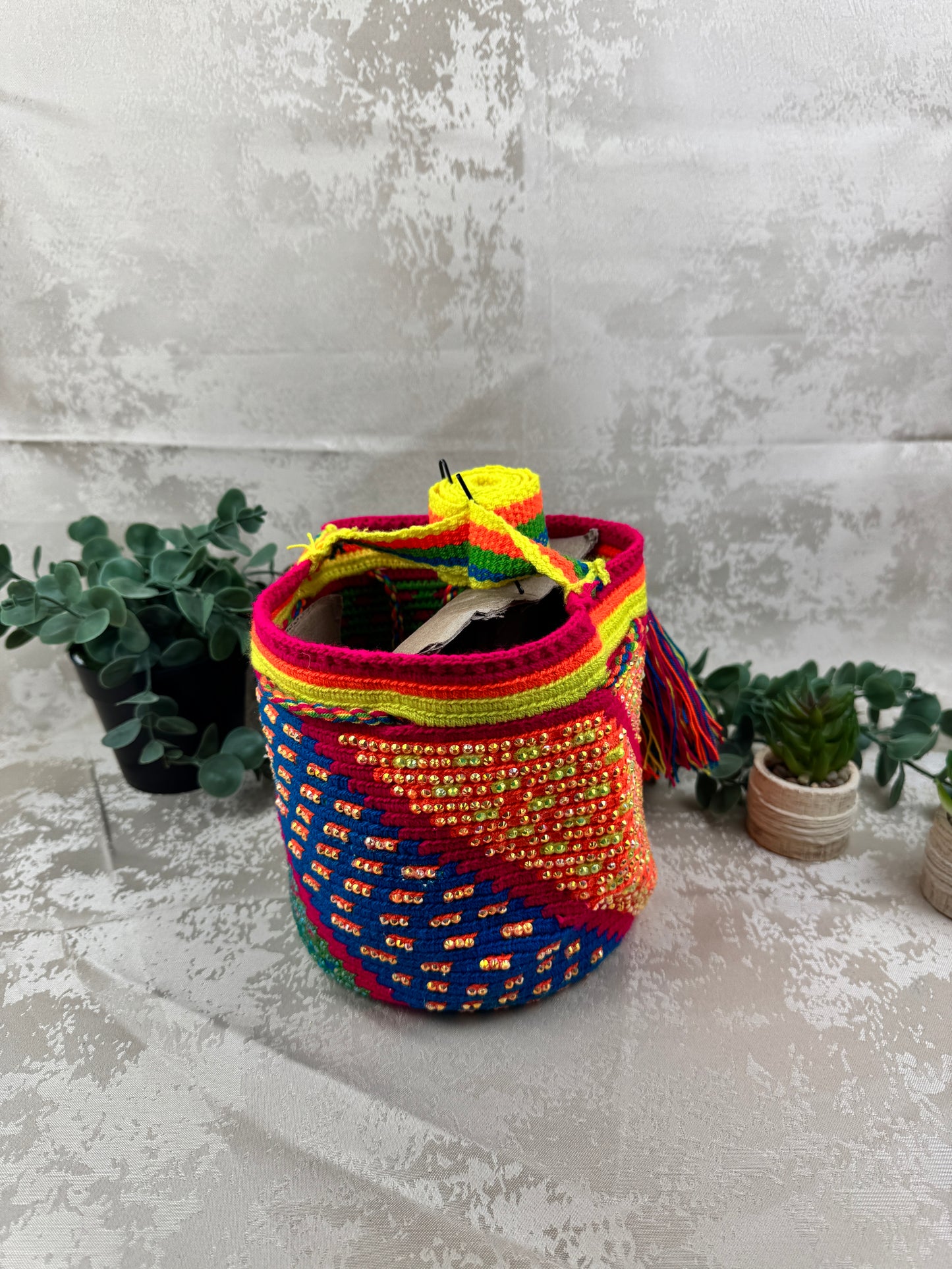 Detalle de las piedras brillantes colocadas a mano en mochila Wayuu mediana artesanal.