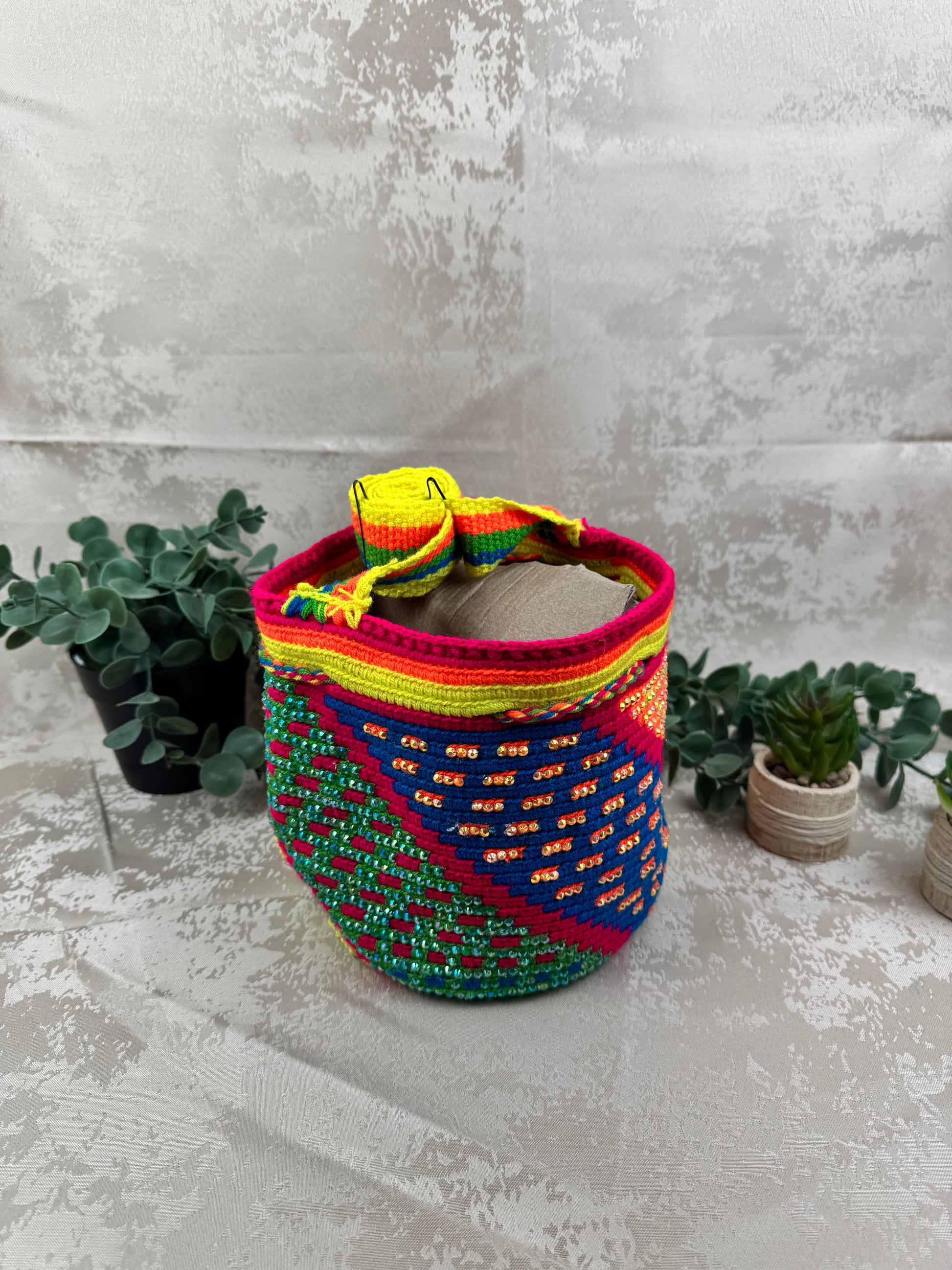 Detalle del tejido artesanal en mochila Wayuu mediana con piedras brillantes.