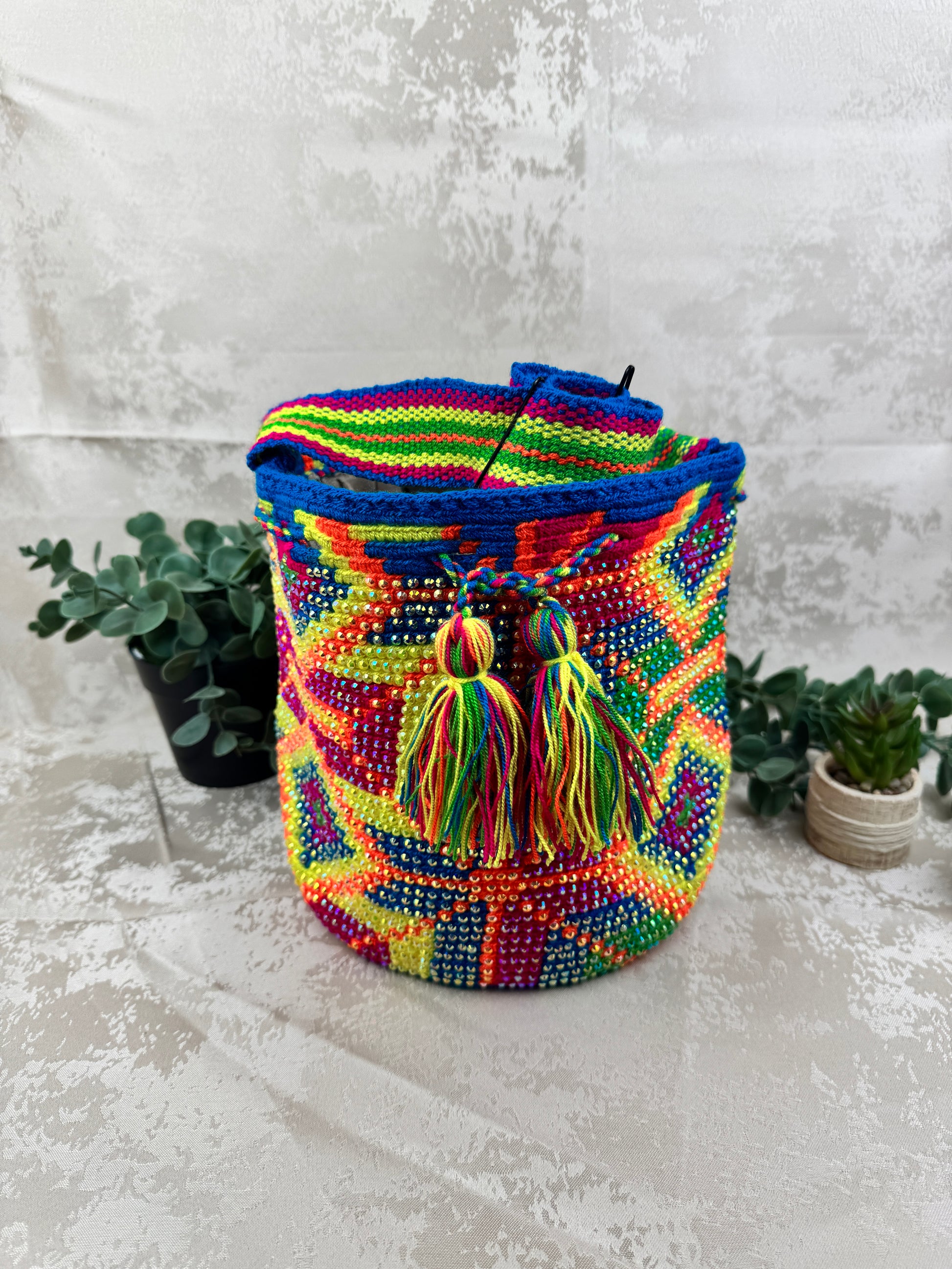 Mochila Wayuu mediana con piedras brillantes tejida a mano por artesanas Wayuu en La Guajira Colombia.