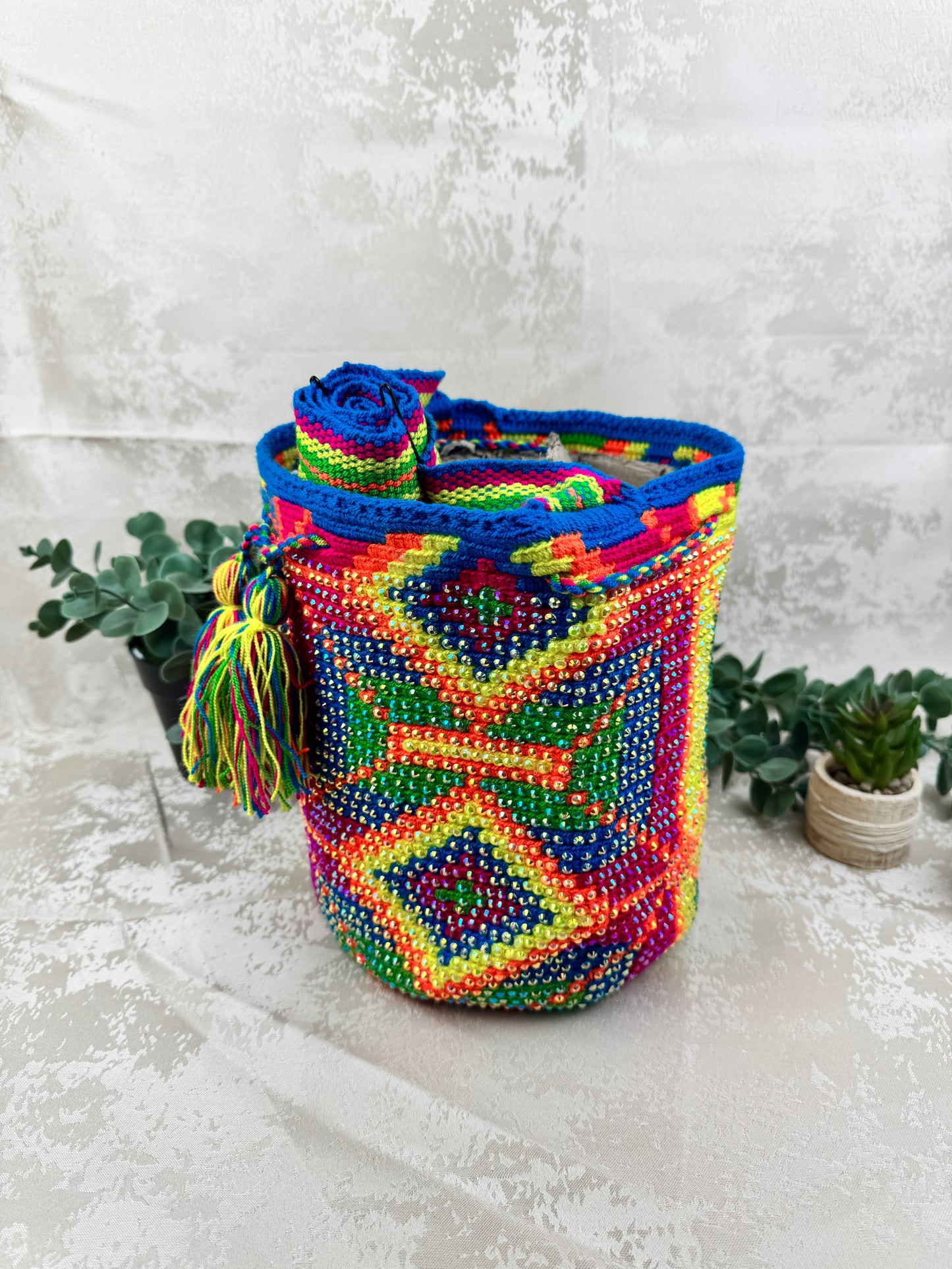 Correa tejida a mano de mochila Wayuu mediana con piedras brillantes.