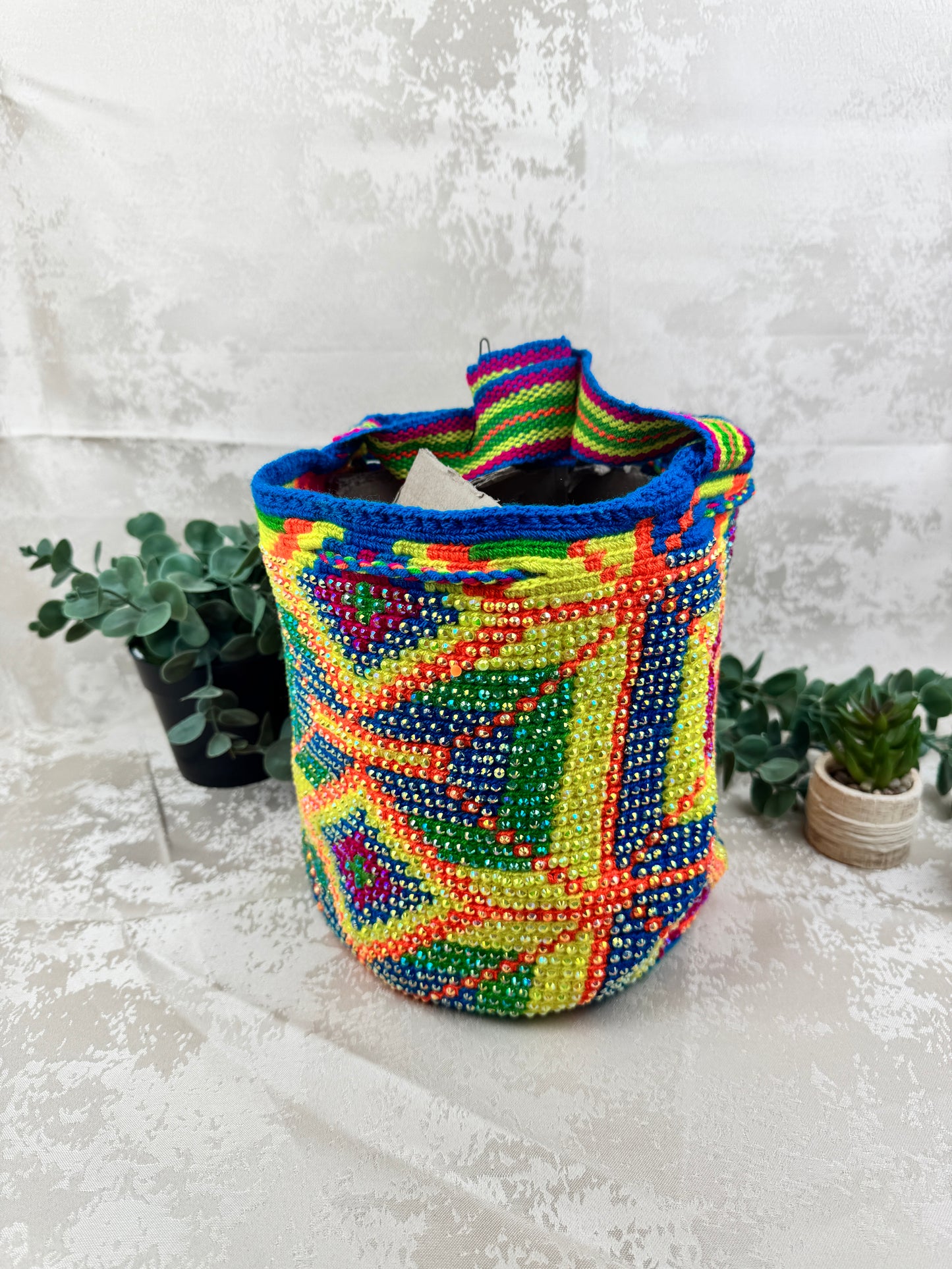 Detalle de las piedras brillantes colocadas a mano en mochila Wayuu mediana artesanal.