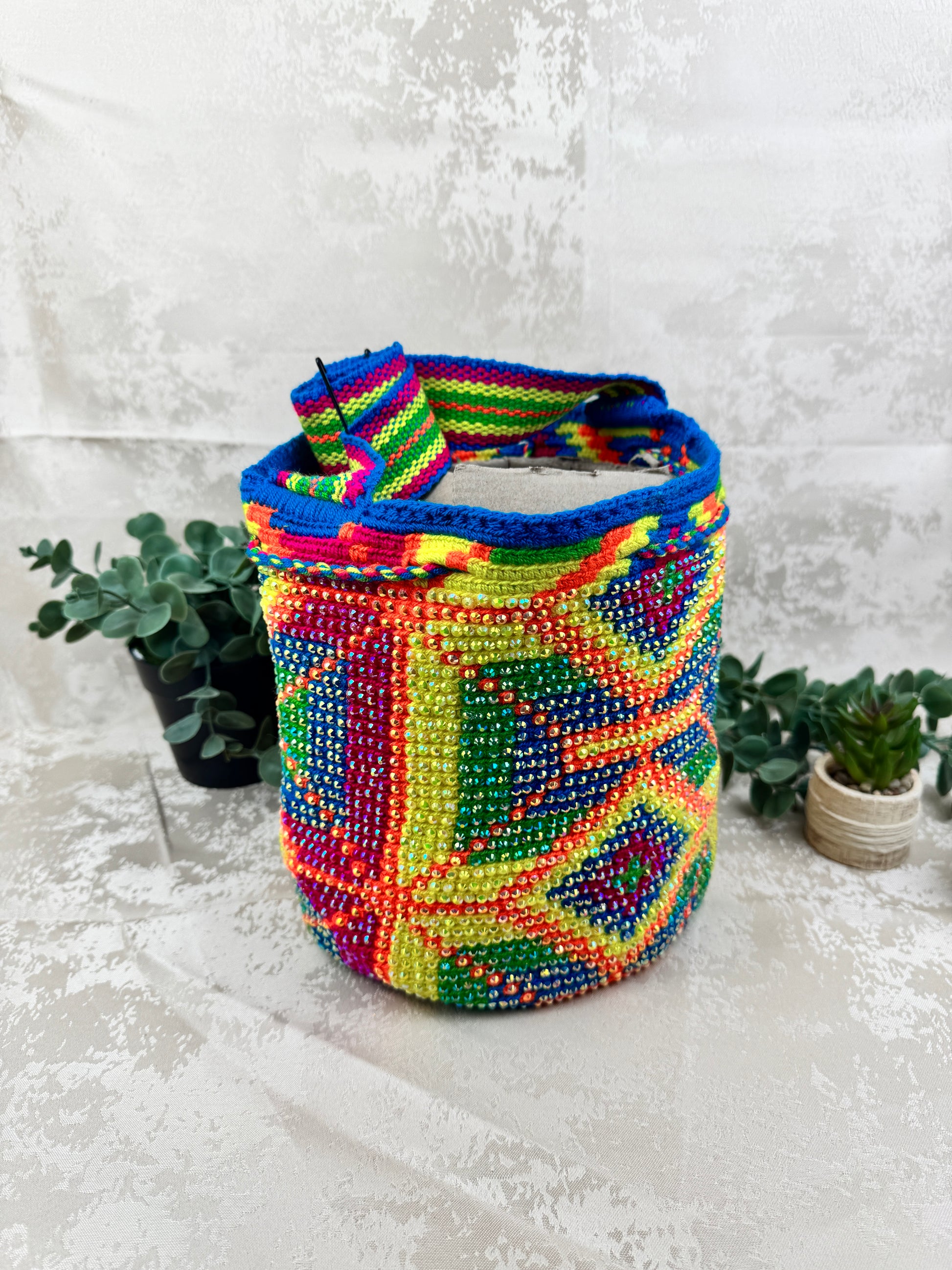 Detalle del tejido artesanal en mochila Wayuu mediana con piedras brillantes.