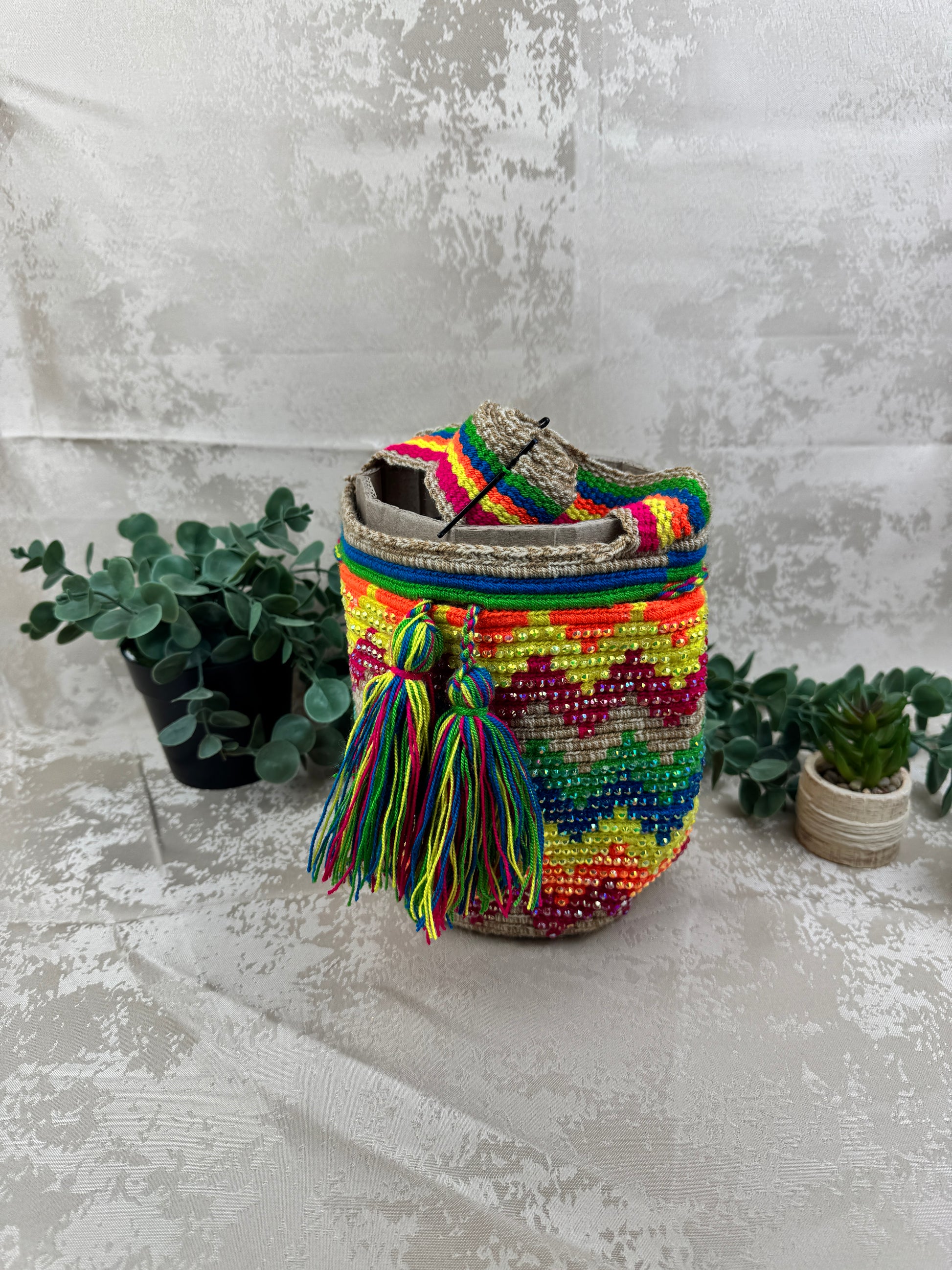 Mochila Wayuu mediana con piedras brillantes tejida a mano por artesanas Wayuu en La Guajira Colombia.