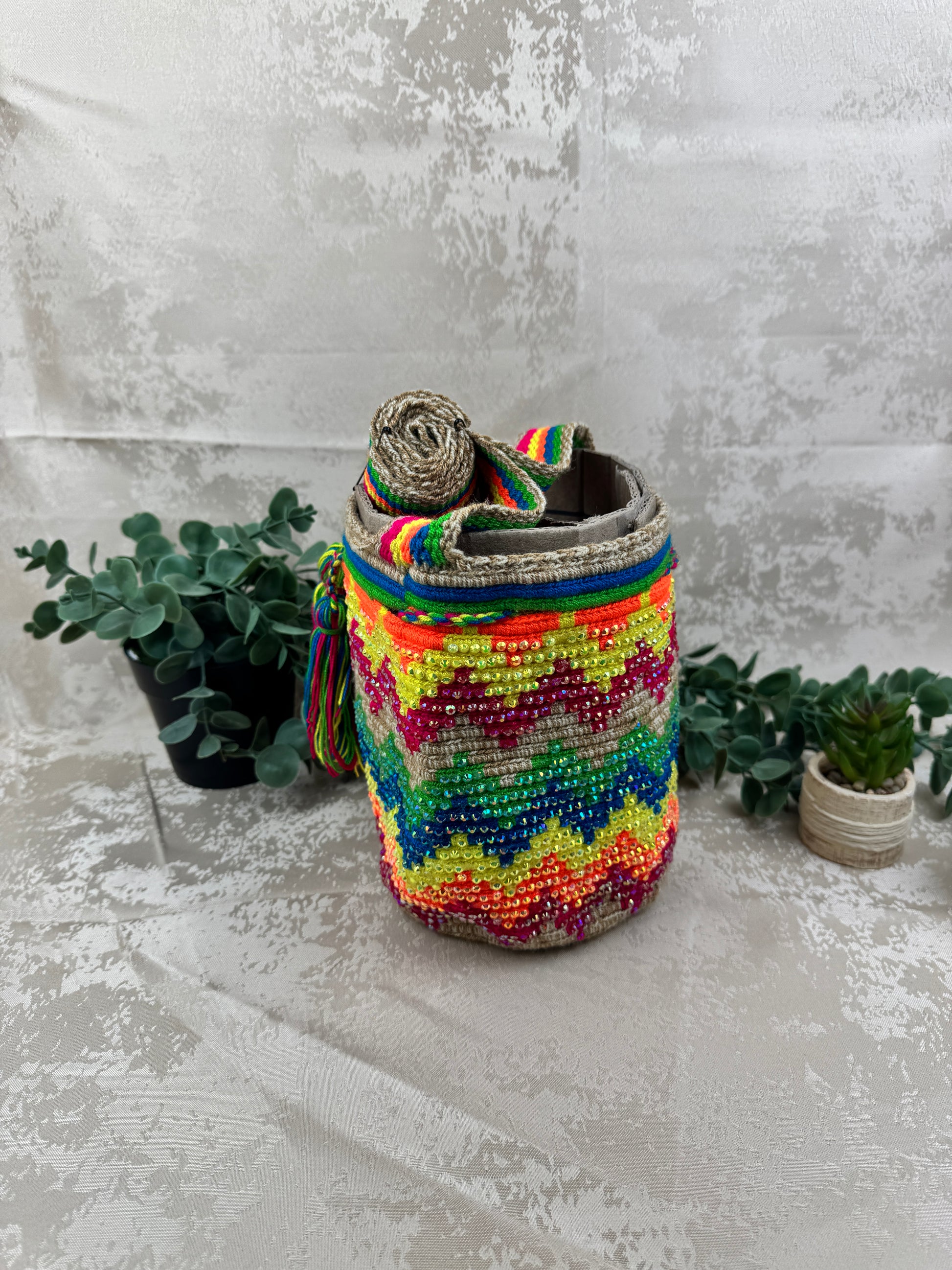 Correa tejida a mano de mochila Wayuu mediana con piedras brillantes.