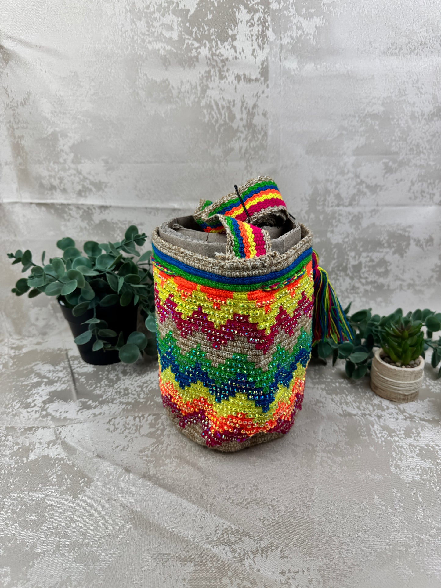 Detalle de las piedras brillantes colocadas a mano en mochila Wayuu mediana artesanal.