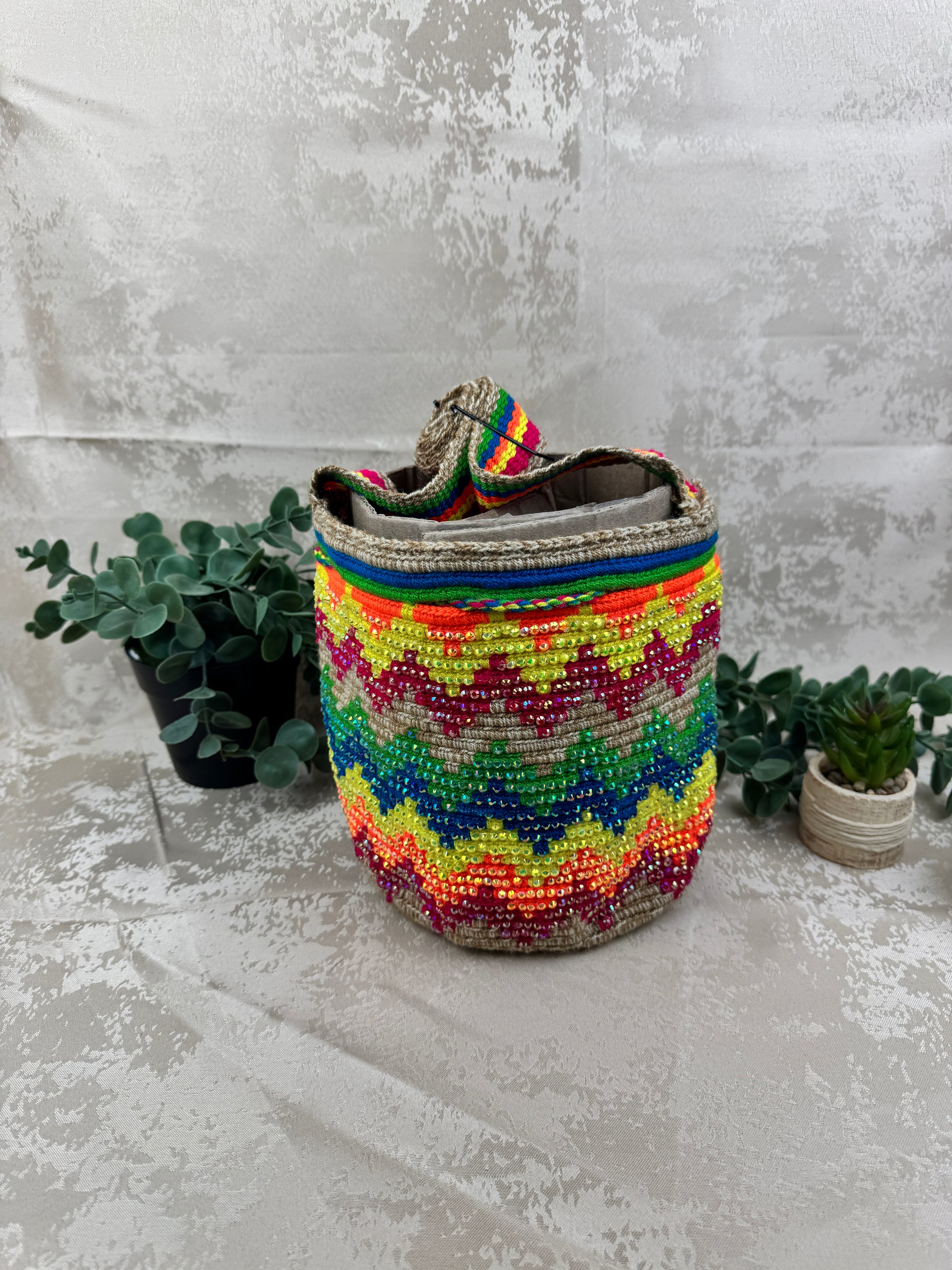 Detalle del tejido artesanal en mochila Wayuu mediana con piedras brillantes.