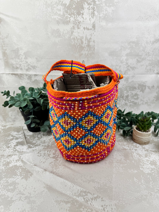 Mochila Wayuu mediana con piedras brillantes tejida a mano por artesanas Wayuu en La Guajira Colombia.