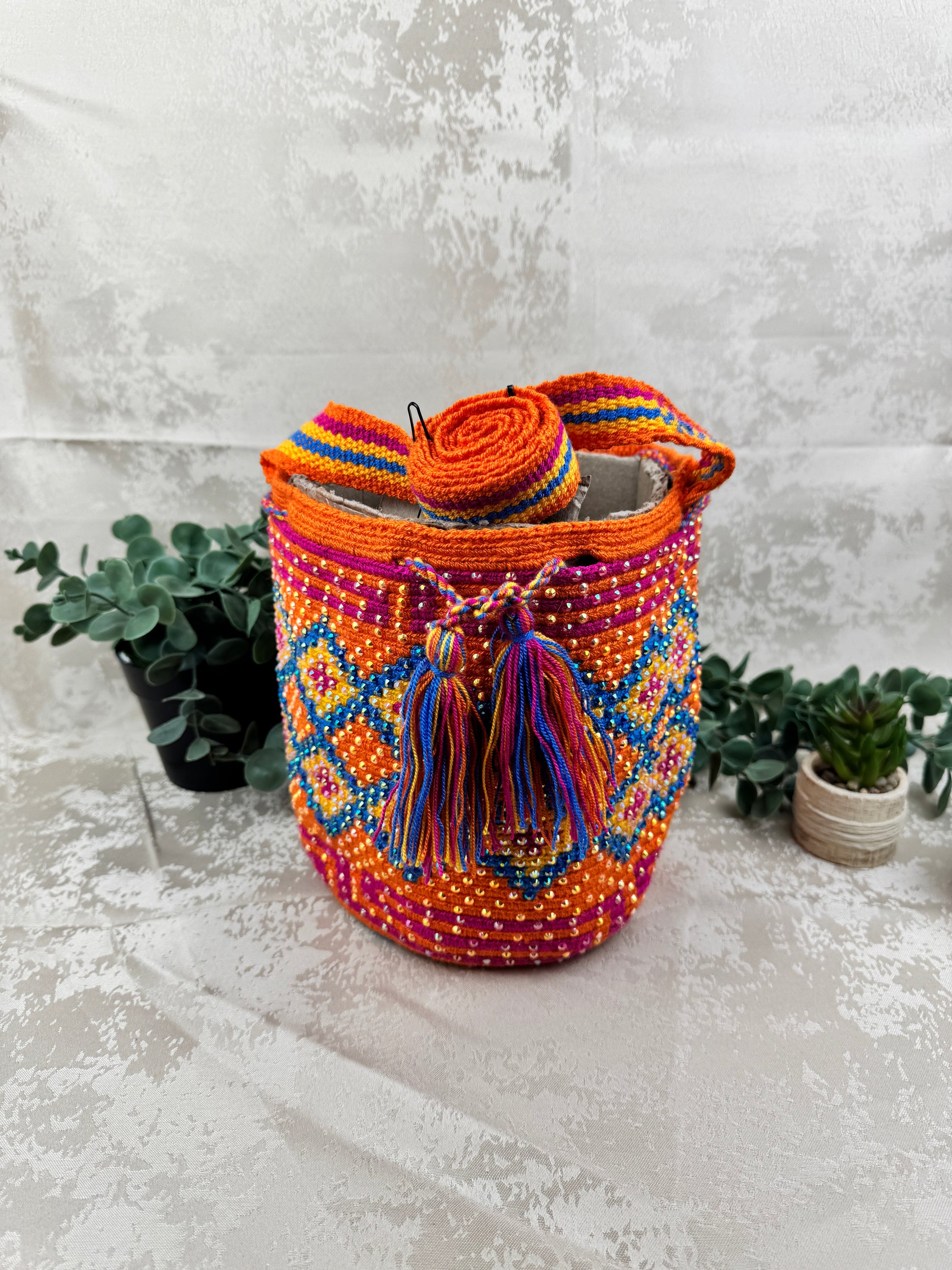 Detalle de las piedras brillantes colocadas a mano en mochila Wayuu mediana artesanal.