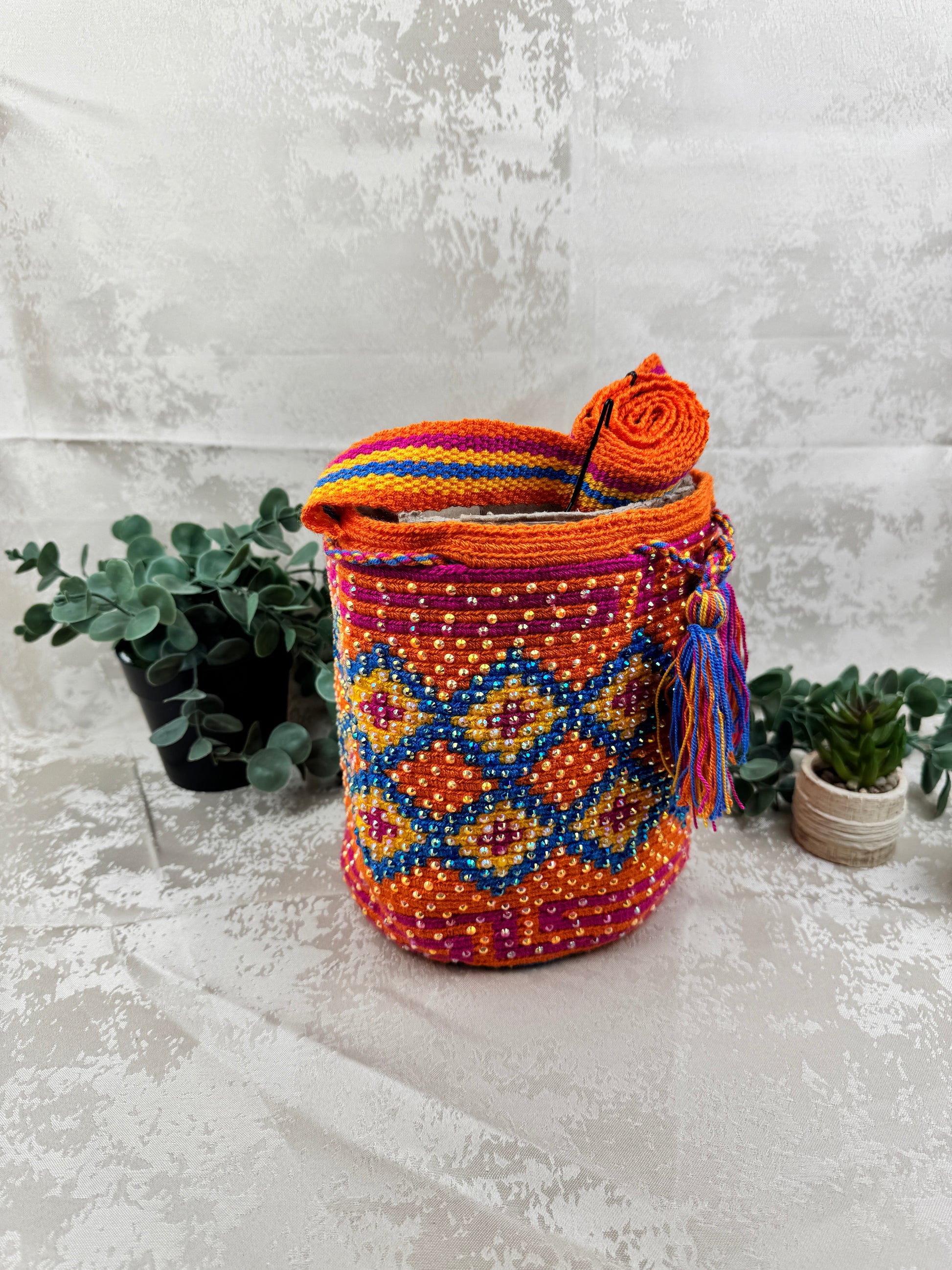 Detalle del tejido artesanal en mochila Wayuu mediana con piedras brillantes.
