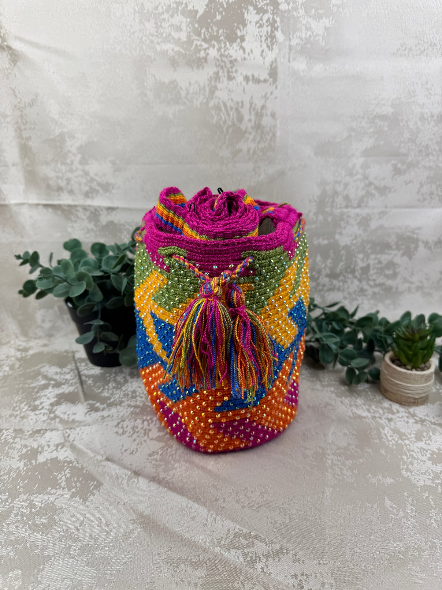 Mochila Wayuu mediana con piedras brillantes tejida a mano por artesanas Wayuu en La Guajira Colombia.