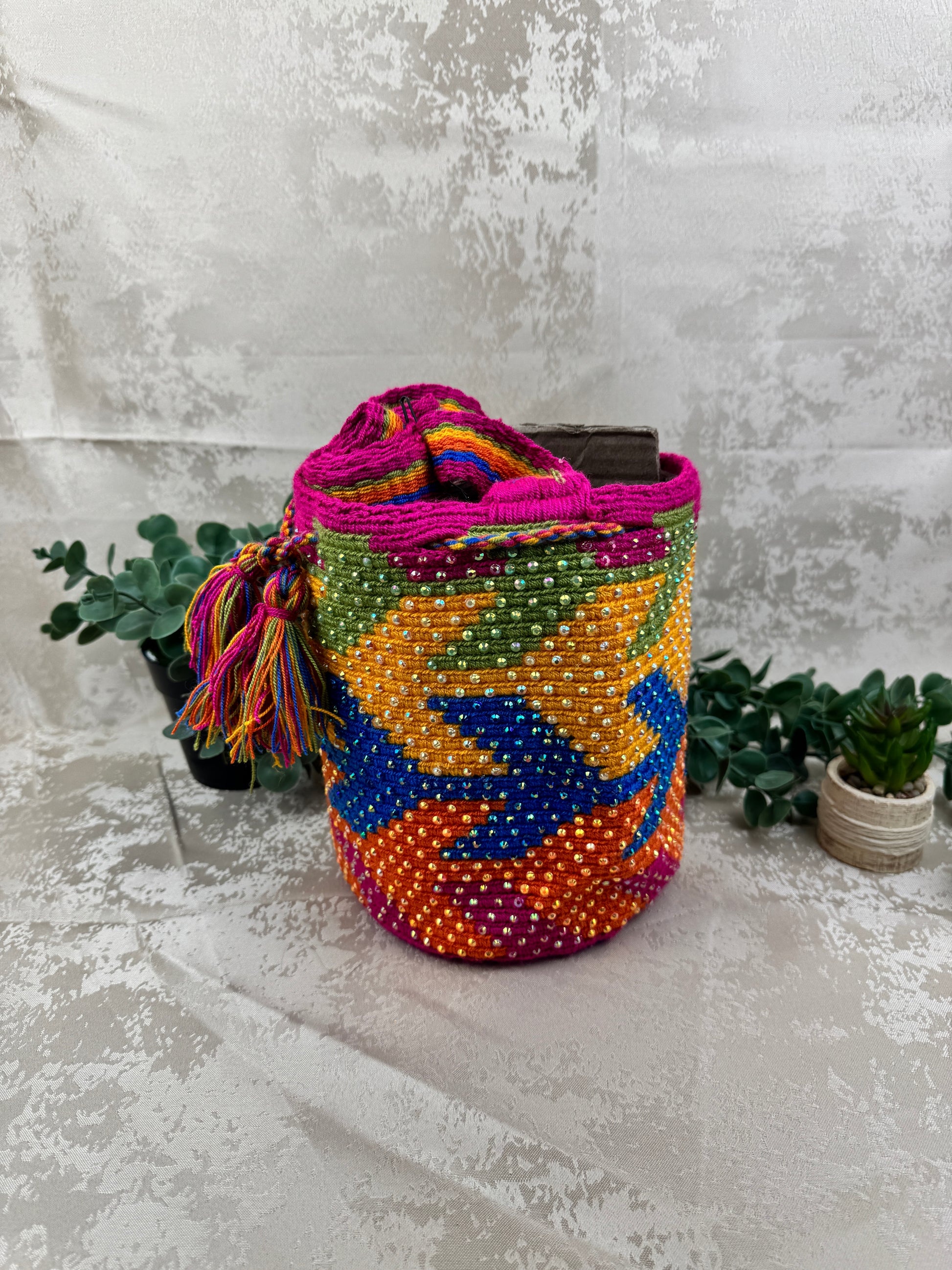 Correa tejida a mano de mochila Wayuu mediana con piedras brillantes.