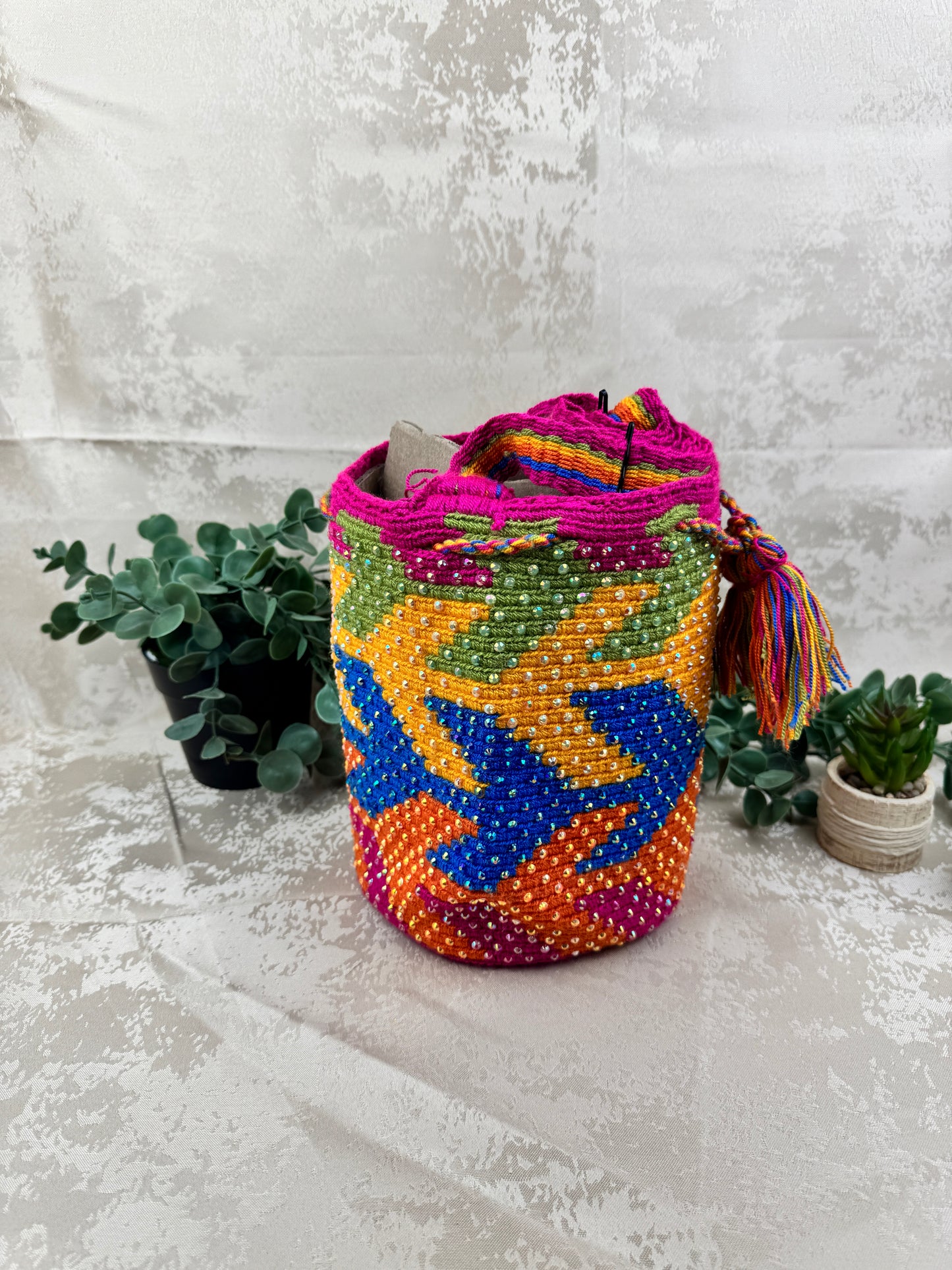 Detalle de las piedras brillantes colocadas a mano en mochila Wayuu mediana artesanal.