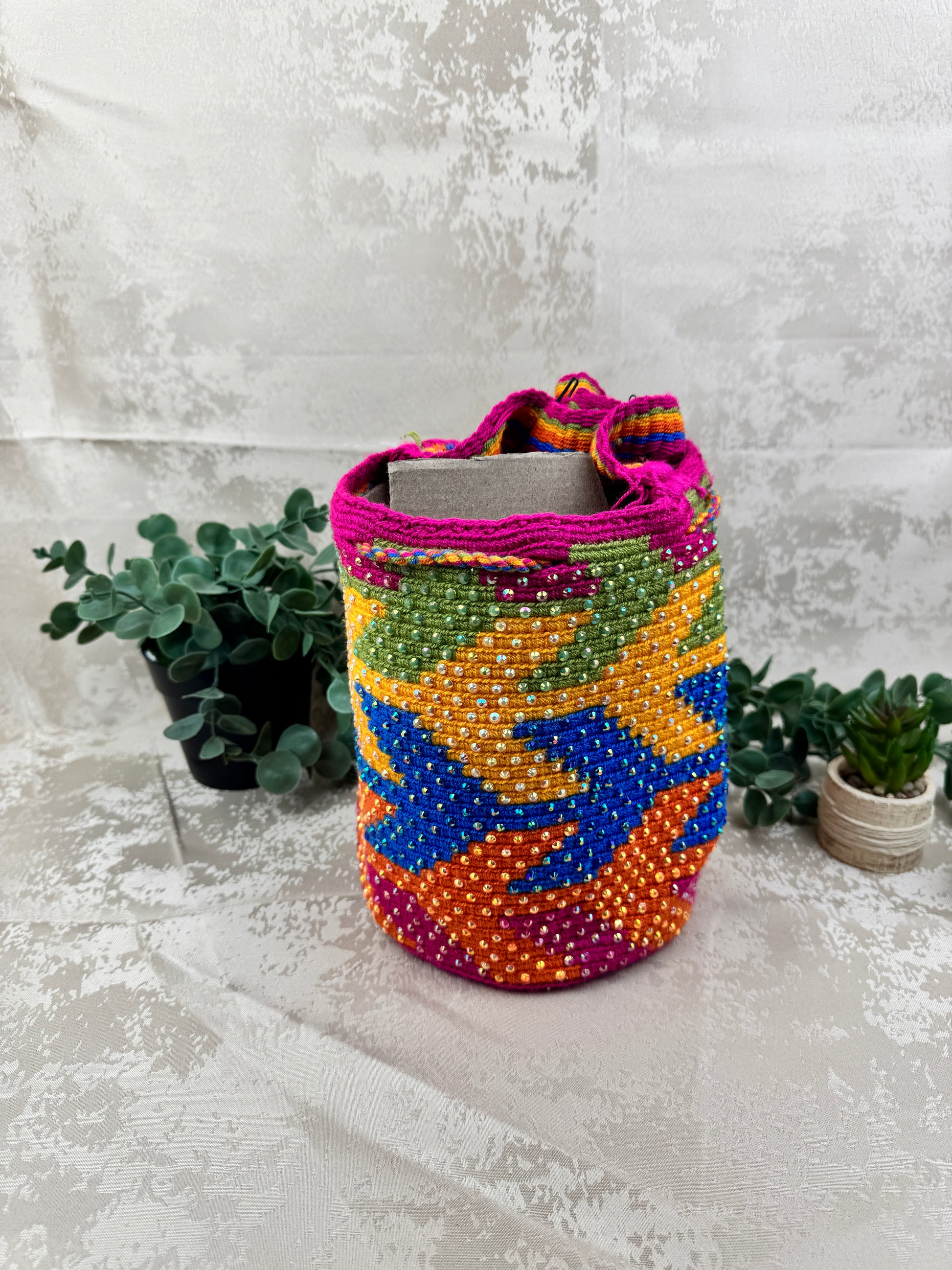 Detalle del tejido artesanal en mochila Wayuu mediana con piedras brillantes.