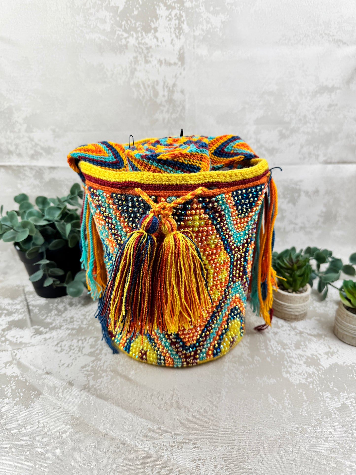 Mochila Wayuu mediana con piedras brillantes tejida a mano por artesanas Wayuu en La Guajira Colombia.