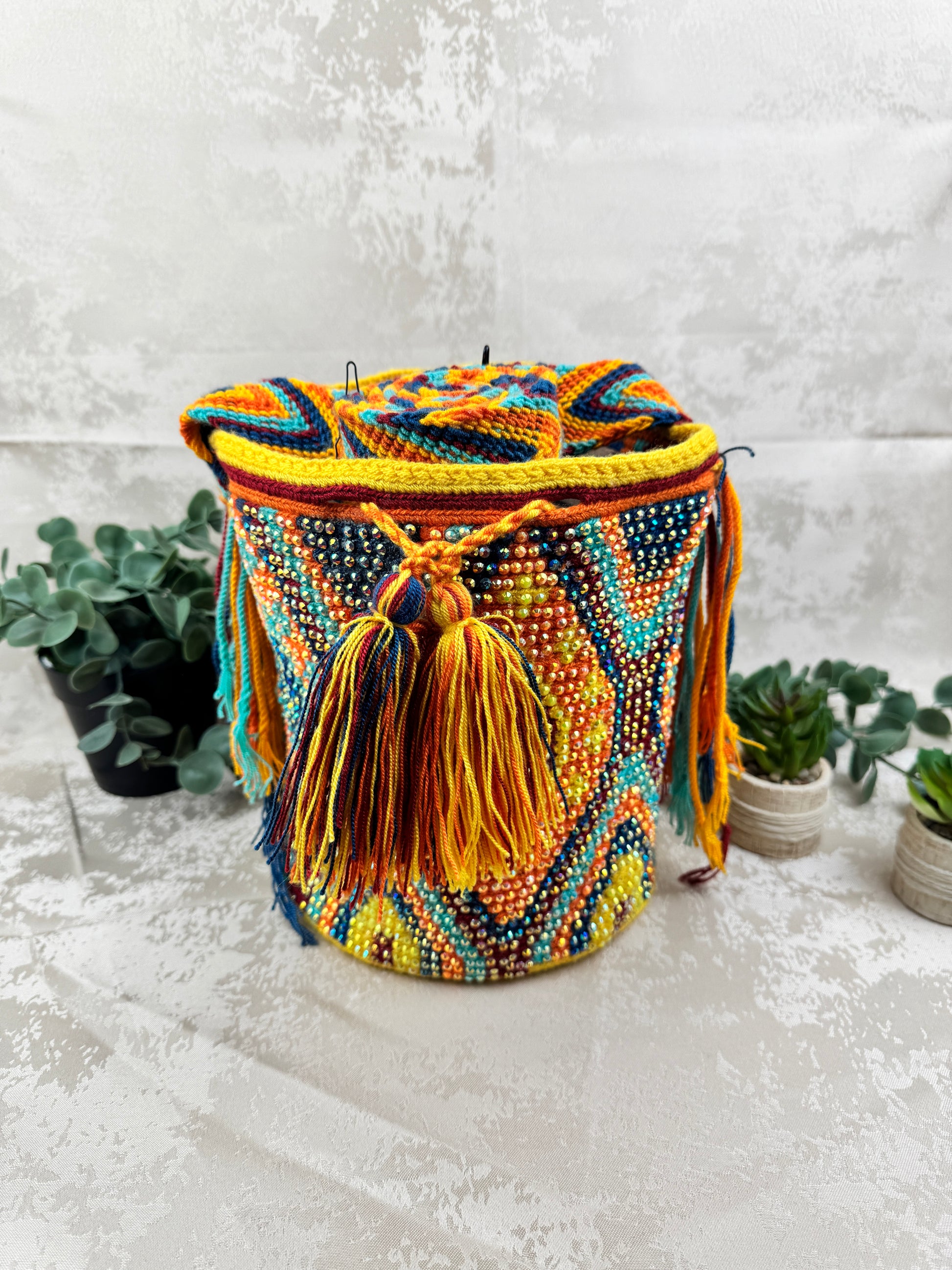 Mochila Wayuu mediana con piedras brillantes tejida a mano por artesanas Wayuu en La Guajira Colombia.