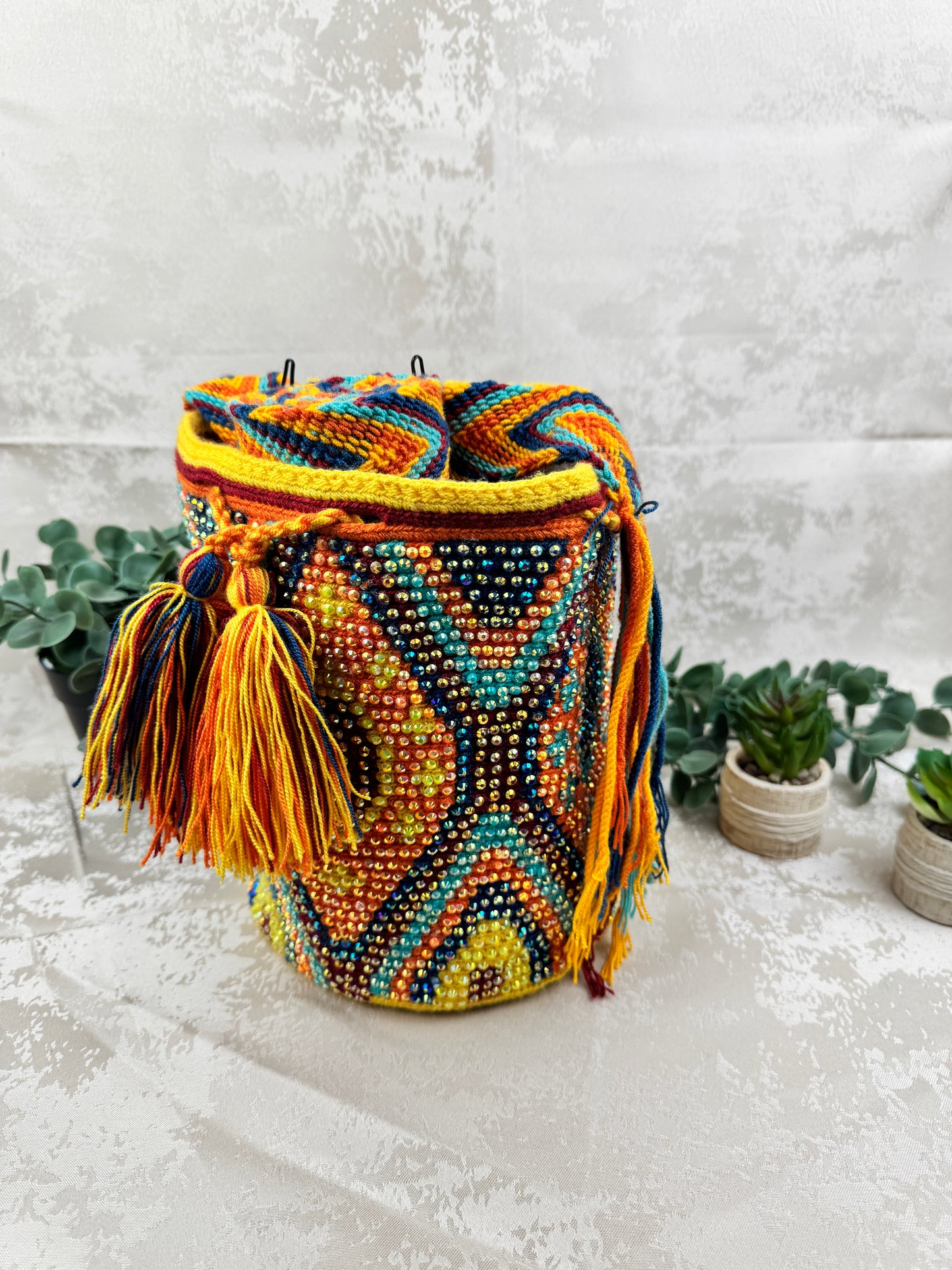 Correa tejida a mano de mochila Wayuu mediana con piedras brillantes.